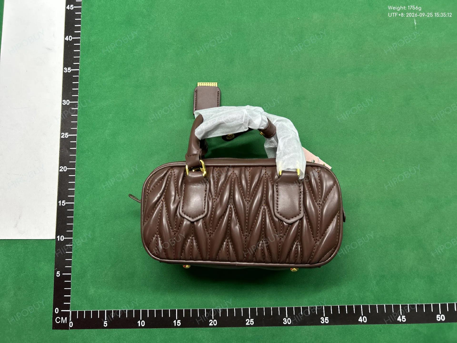 Foto QC 5 de Miu Miu Matelassé Top Handle Bag Small Dark Brown Nappa Leather