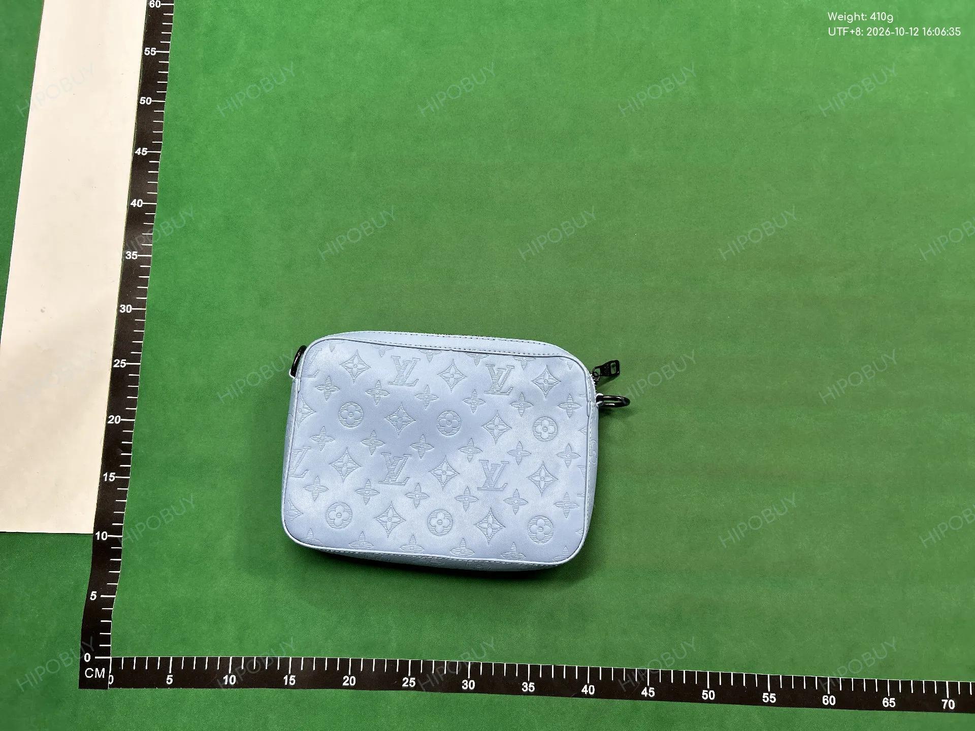 Foto QC 4 de Louis Vuitton Trio Messenger Monogram Shadow Leather Light Grey