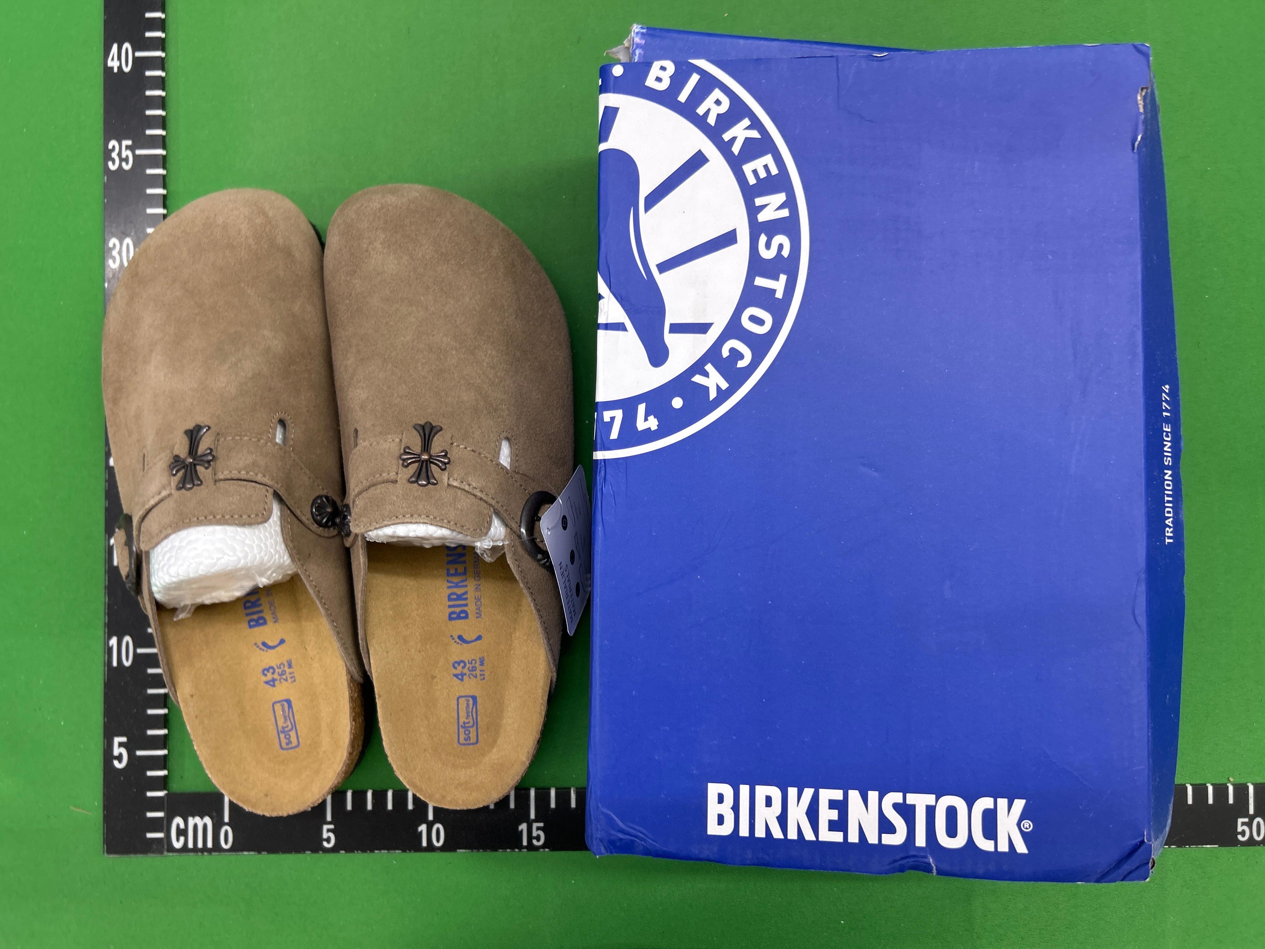 Foto QC 2 de Birkenstock Boston Suede Chrome Hearts Cross Hardware Tan