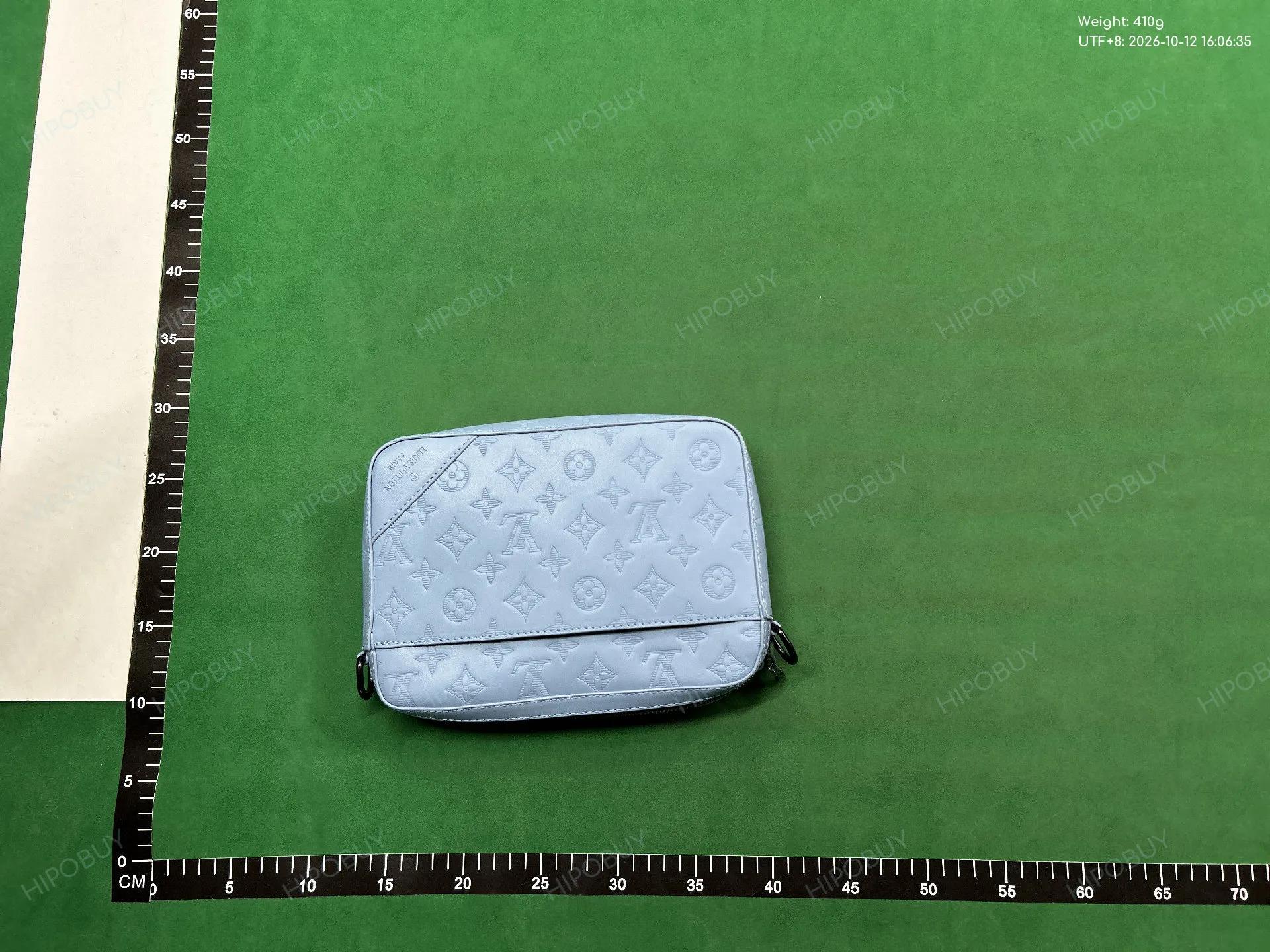 Foto QC 5 de Louis Vuitton Trio Messenger Monogram Shadow Leather Light Grey