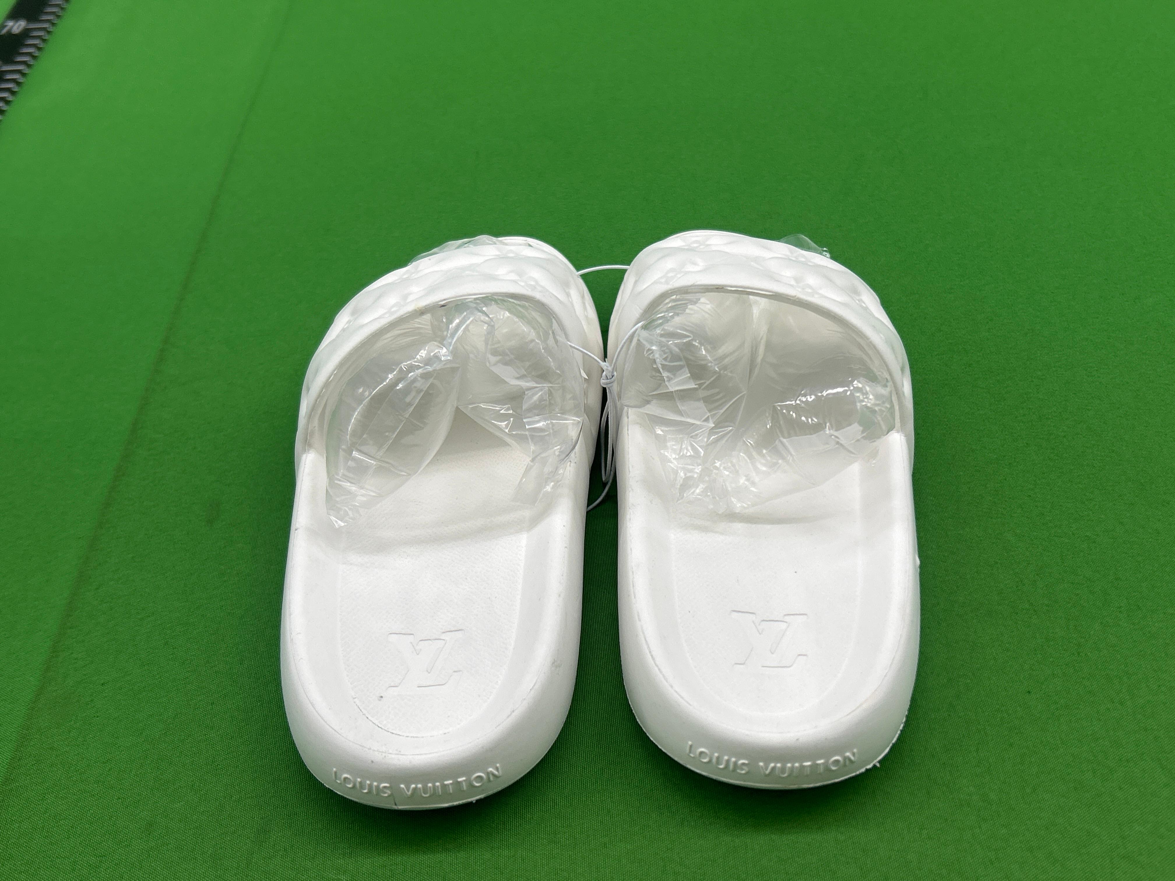 Foto QC 2 de Louis Vuitton Pool Slide Monogram Embossed White