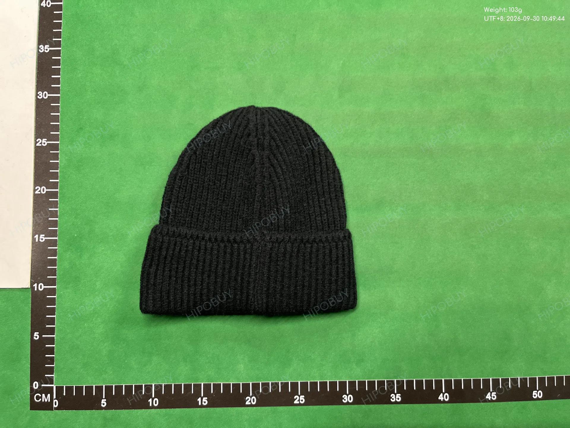 Foto QC 2 de Celine Logo Beanie Camel