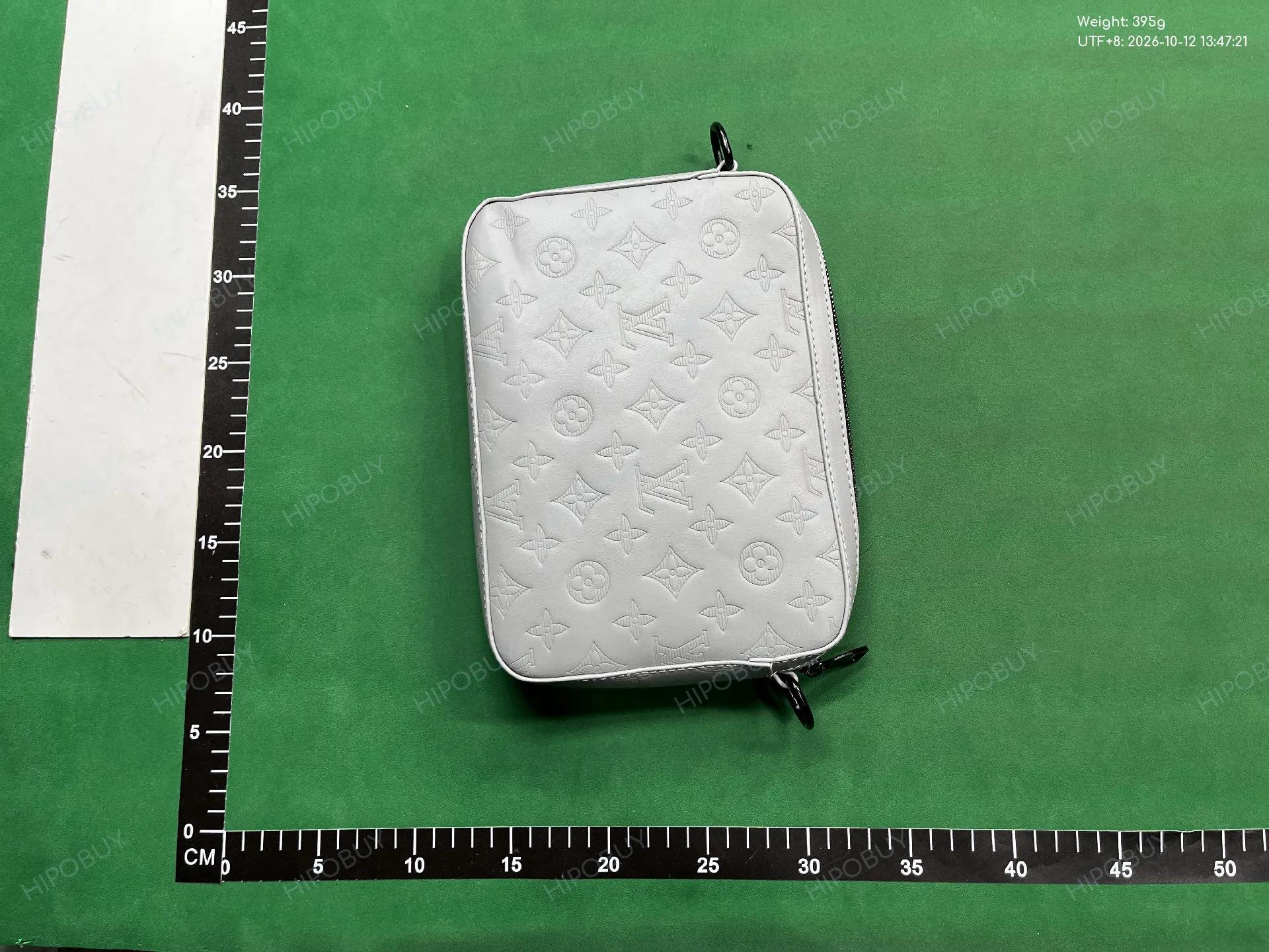 Foto QC 2 de Louis Vuitton Trio Messenger Monogram Shadow Leather Light Grey