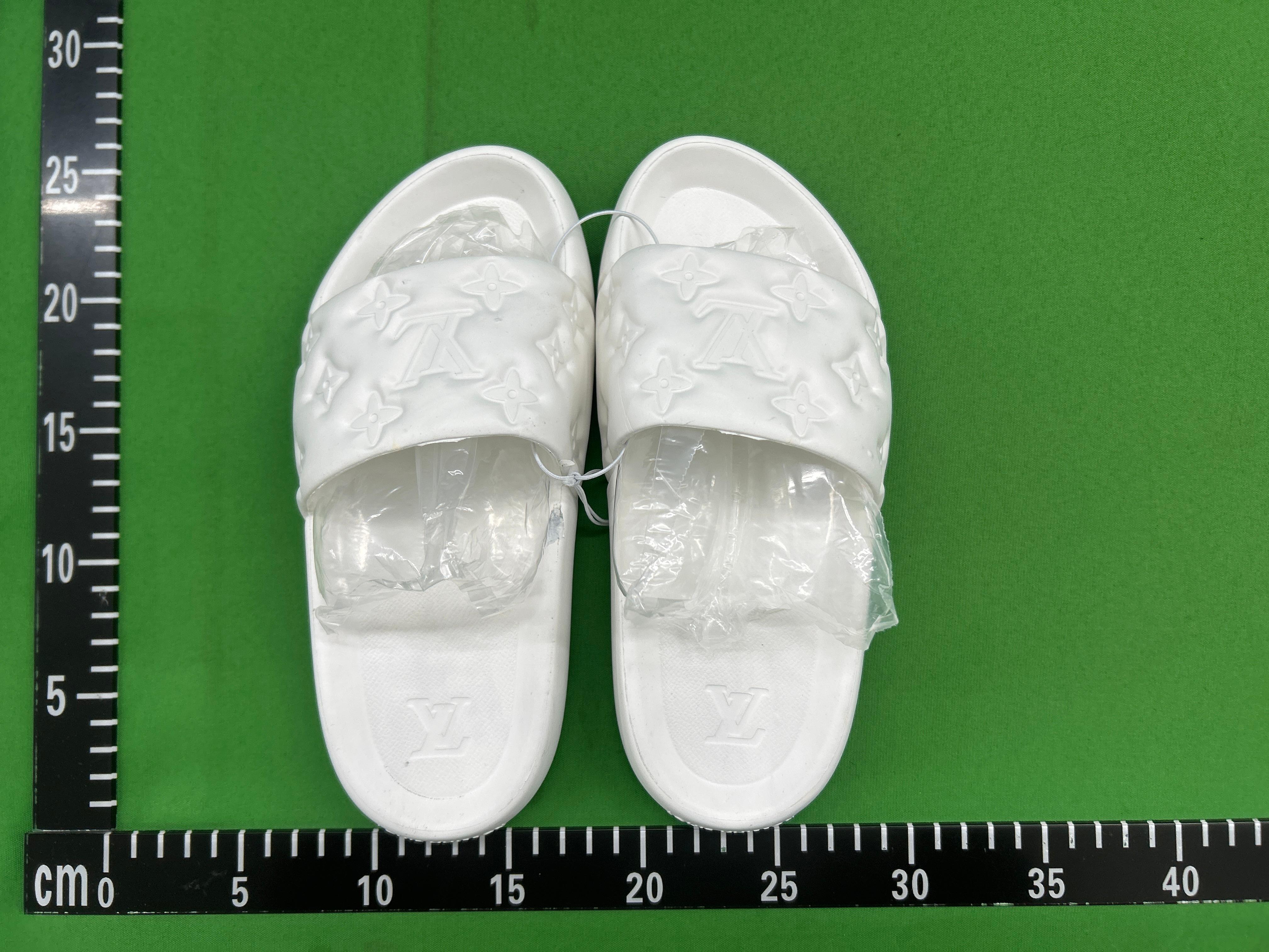 Foto QC 1 de Louis Vuitton Pool Slide Monogram Embossed White