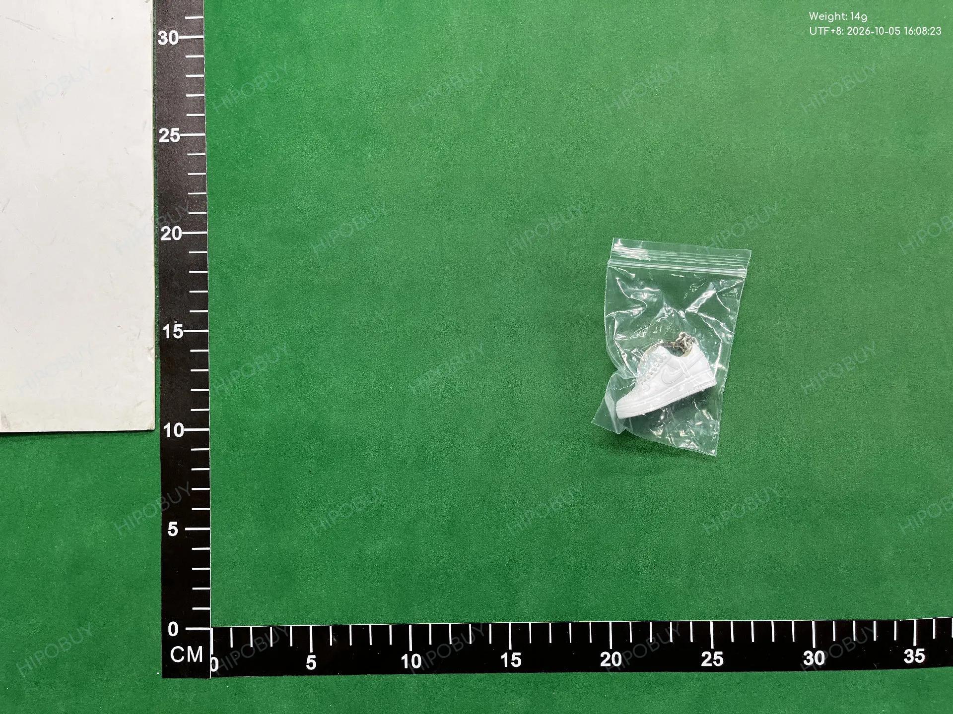 Foto QC 6 de Louis Vuitton Air Force 1 Key Holder And Bag Charm White