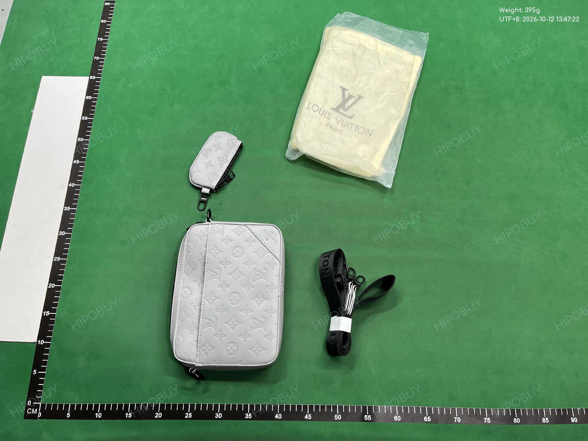 Foto QC 3 de Louis Vuitton Trio Messenger Monogram Shadow Leather Light Grey