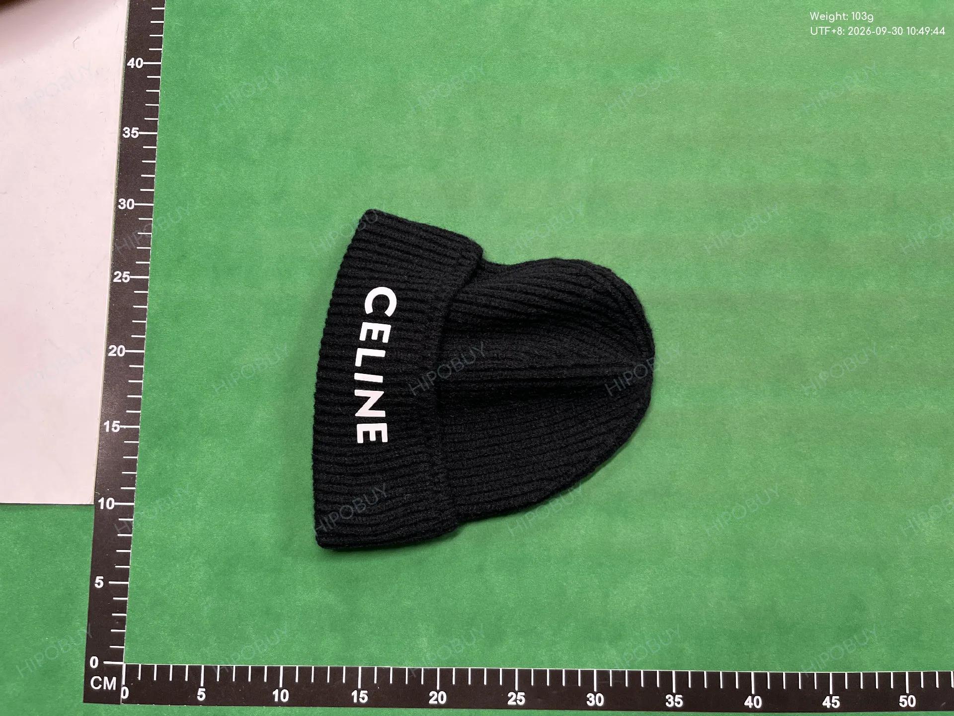 Foto QC 3 de Celine Logo Beanie Camel