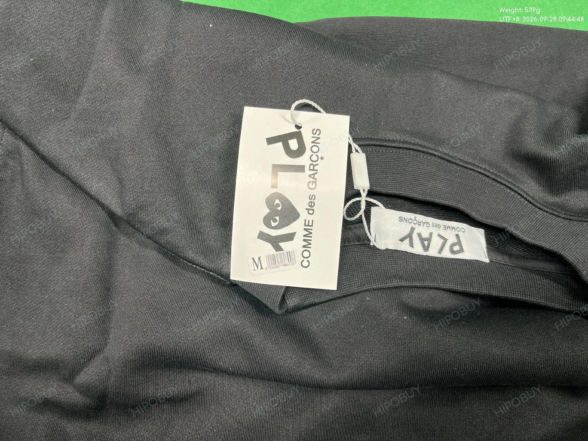 Foto QC 1 de Comme des Garcons PLAY Heart Logo Crewneck Sweater Navy