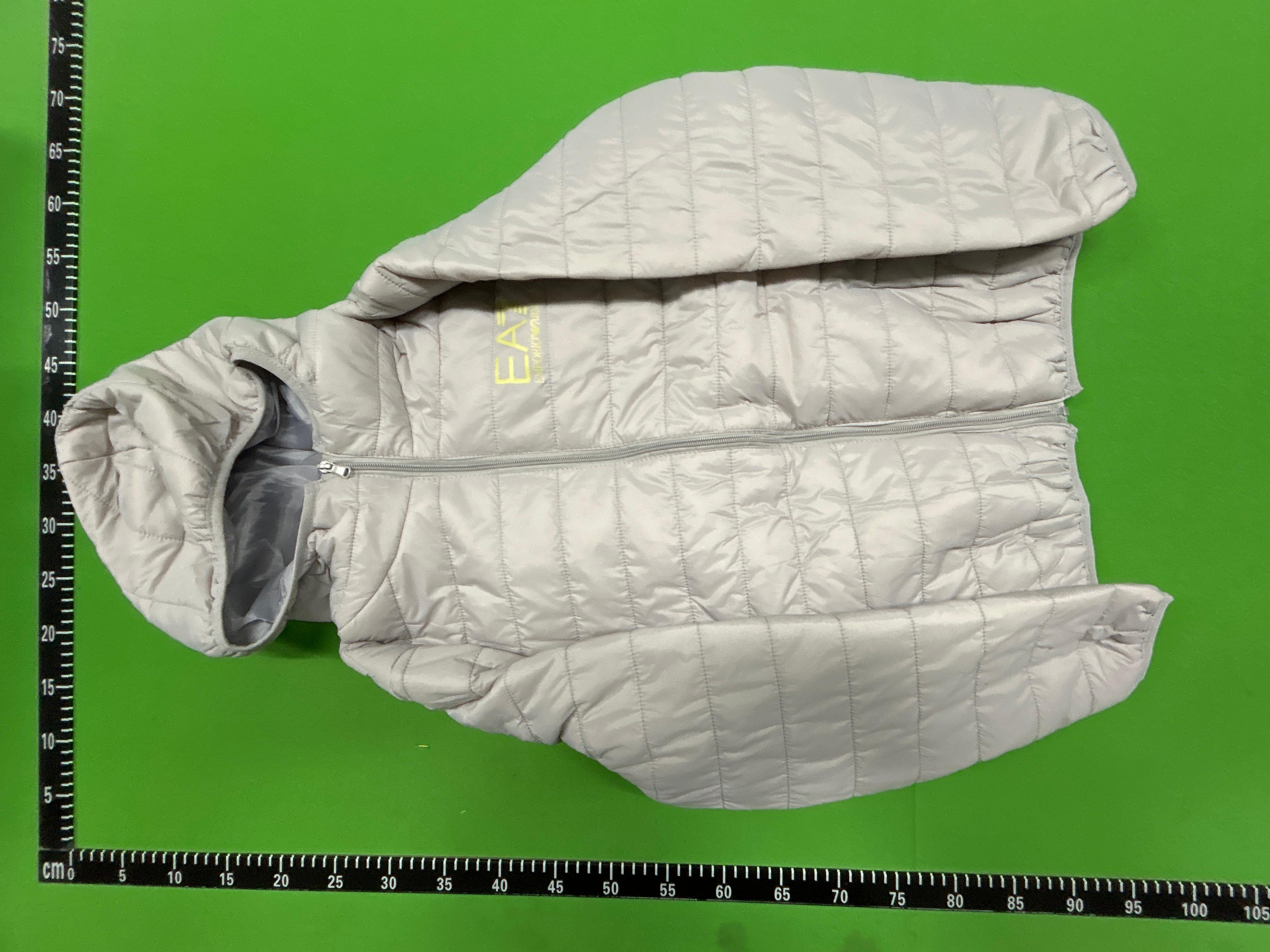 Foto QC 2 de EA7 Emporio Armani Core Identity Hooded Down Jacket Gold Logo Black