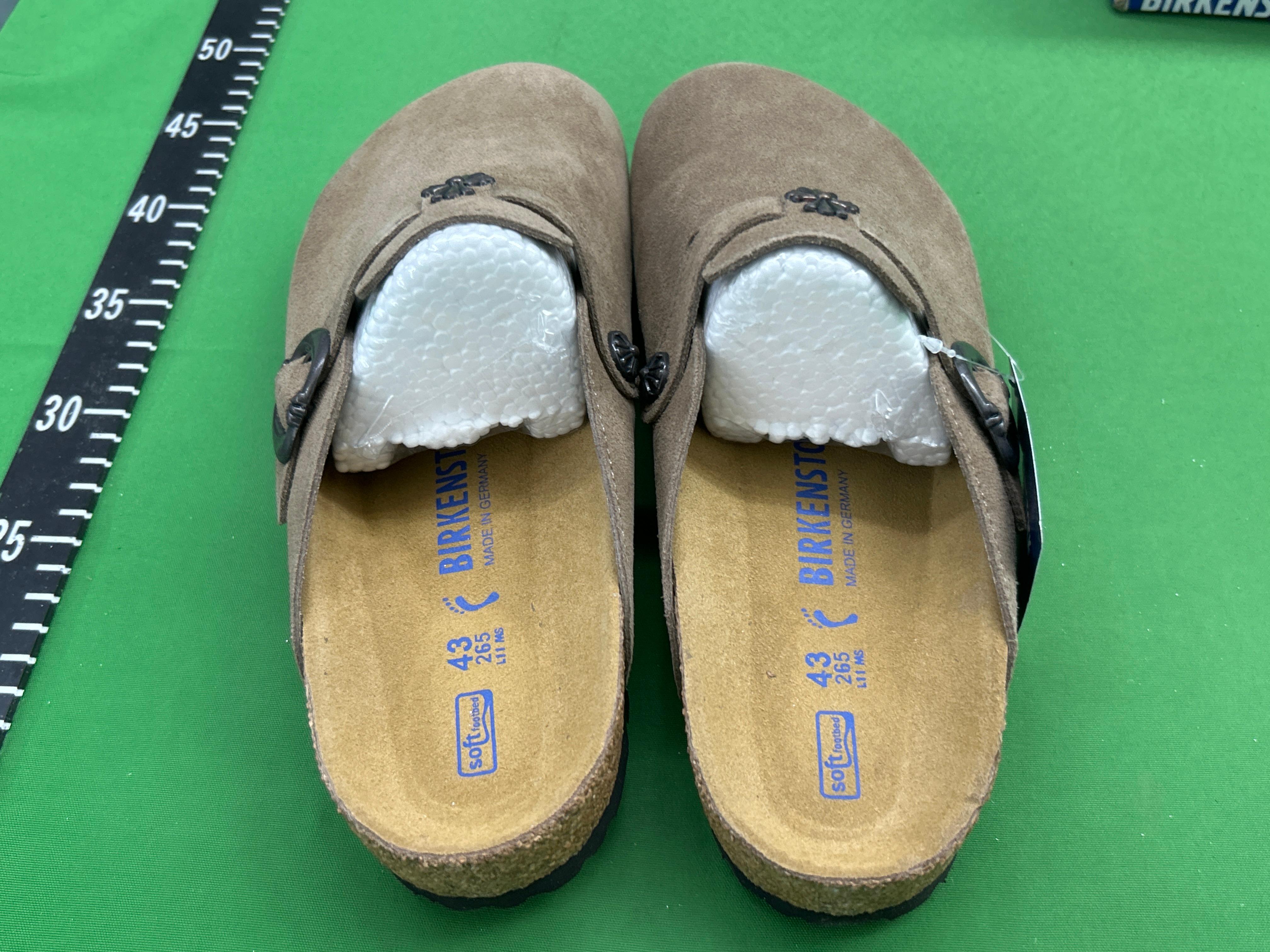 Foto QC 3 de Birkenstock Boston Suede Chrome Hearts Cross Hardware Tan