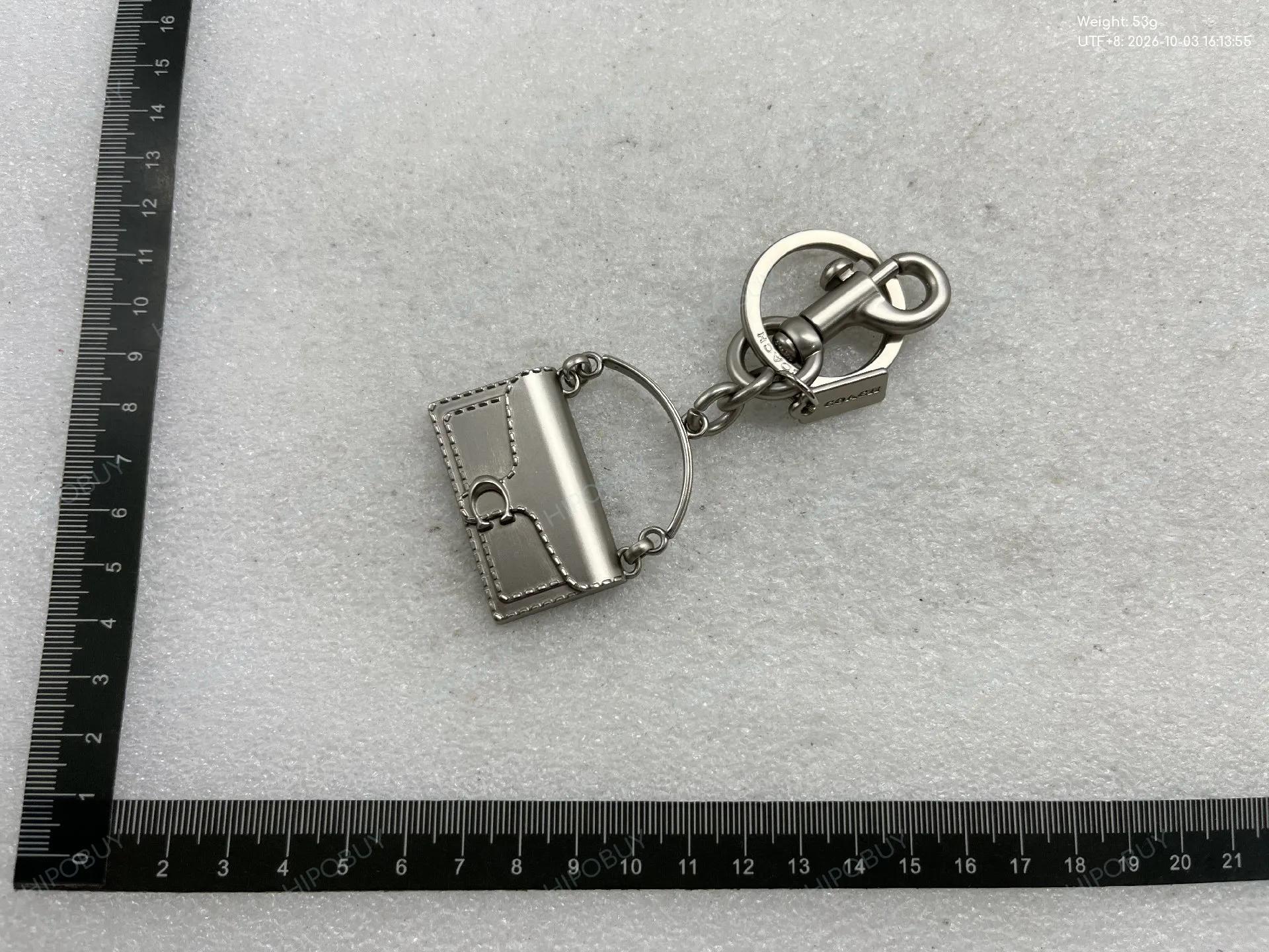 Foto QC 8 de Coach Pretzel Key Holder And Bag Charm Gold