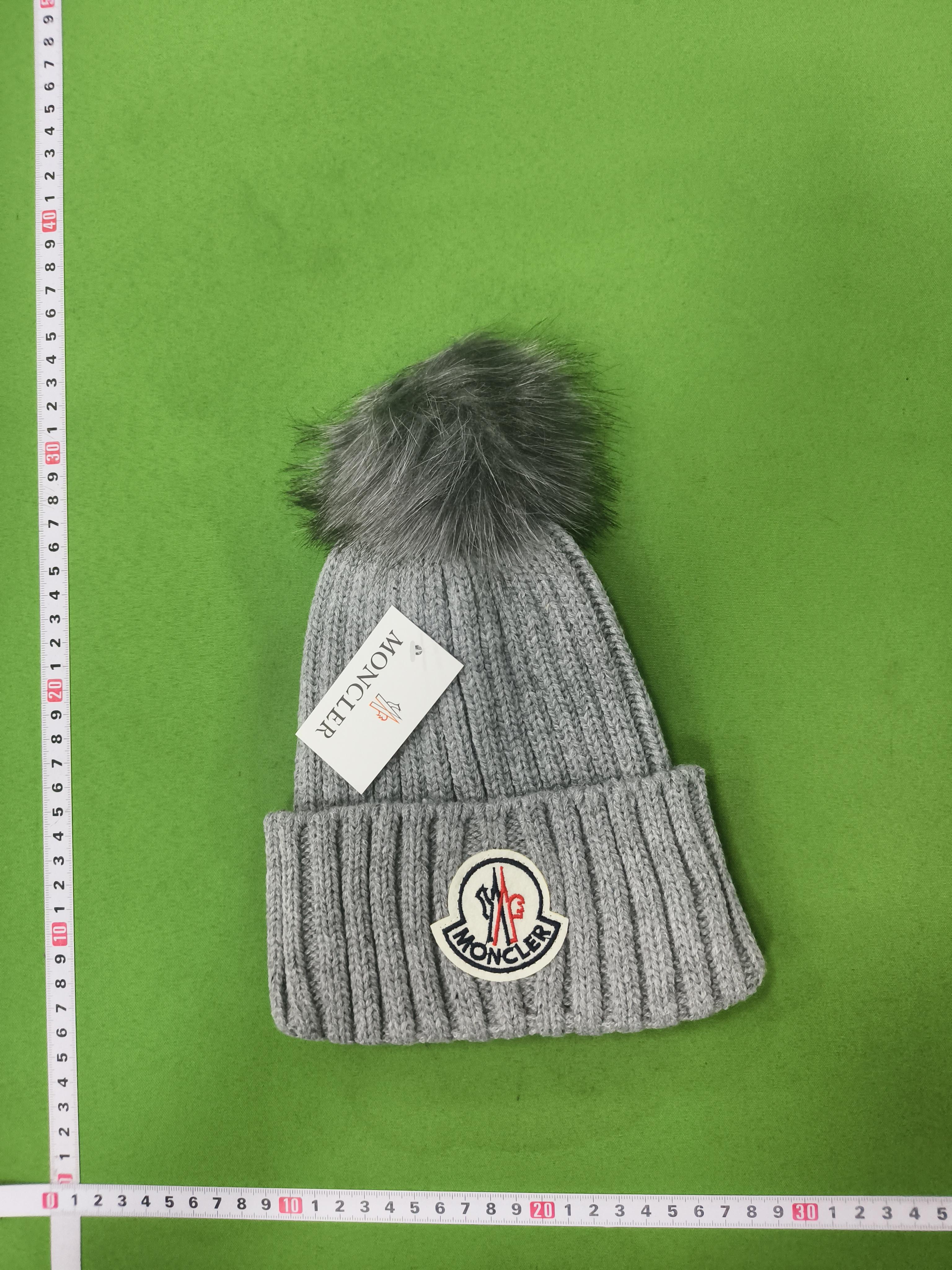 Foto QC 2 de Moncler Logo Pom-Pom Beanie Red