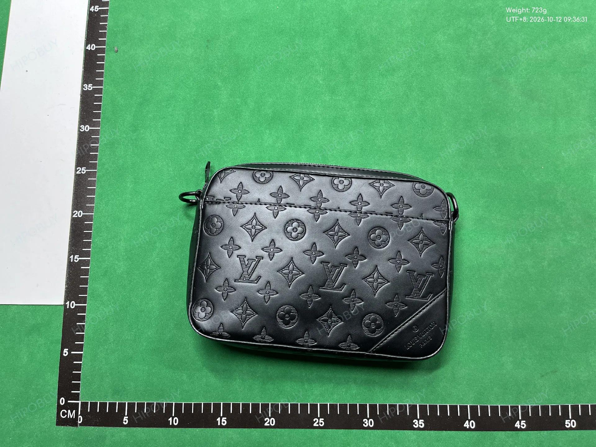 Foto QC 7 de Louis Vuitton Trio Messenger Monogram Shadow Leather Light Grey