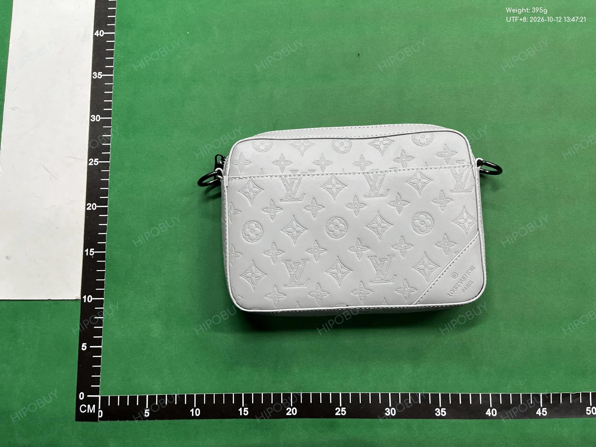 Foto QC 1 de Louis Vuitton Trio Messenger Monogram Shadow Leather Light Grey