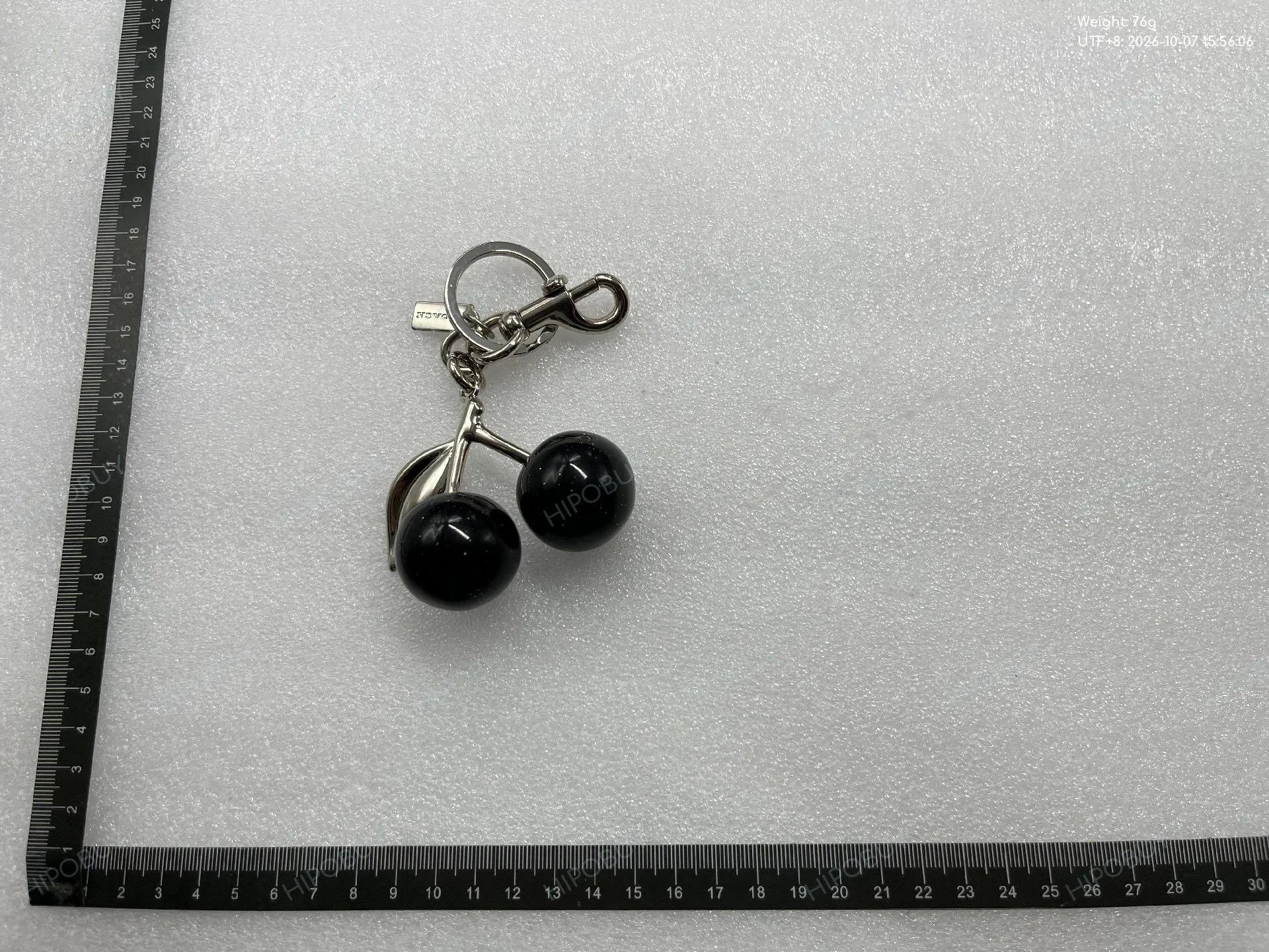 Foto QC 5 de Coach Pretzel Key Holder And Bag Charm Gold