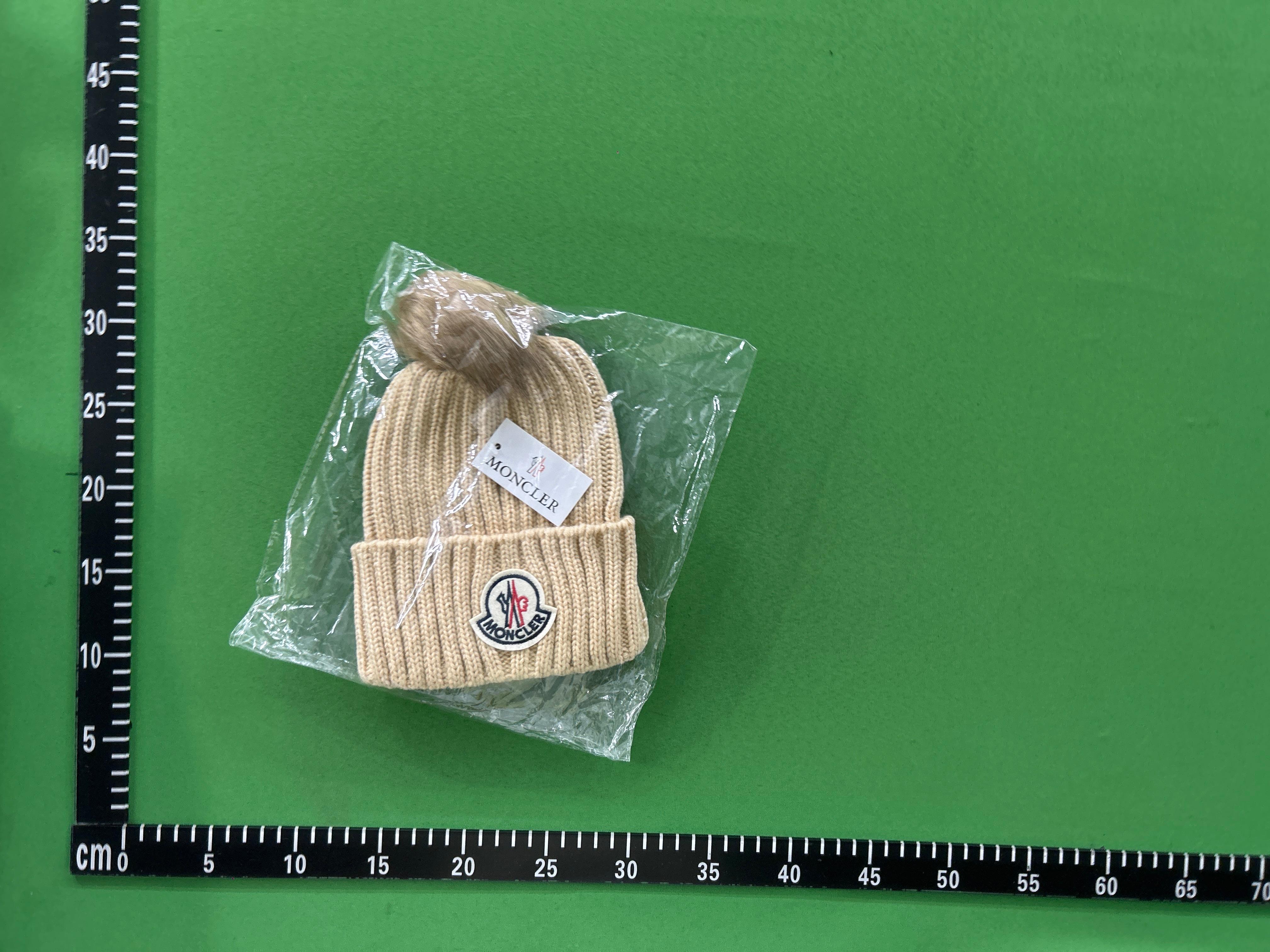 Foto QC 4 de Moncler Logo Pom-Pom Beanie Red
