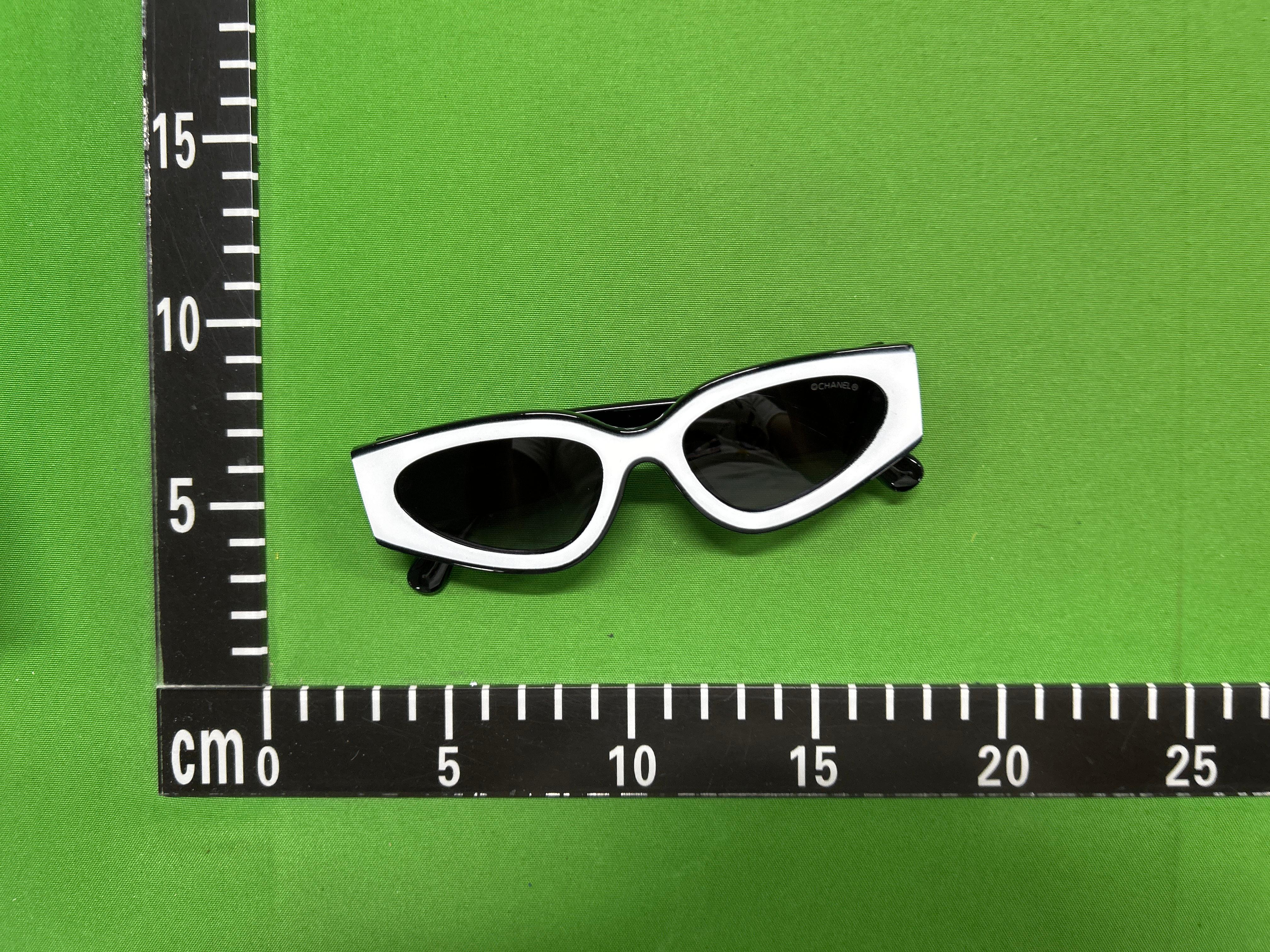 Foto QC 3 de Chanel Cat Eye Nylon Sunglasses Black White Brown (6056 1656/53)