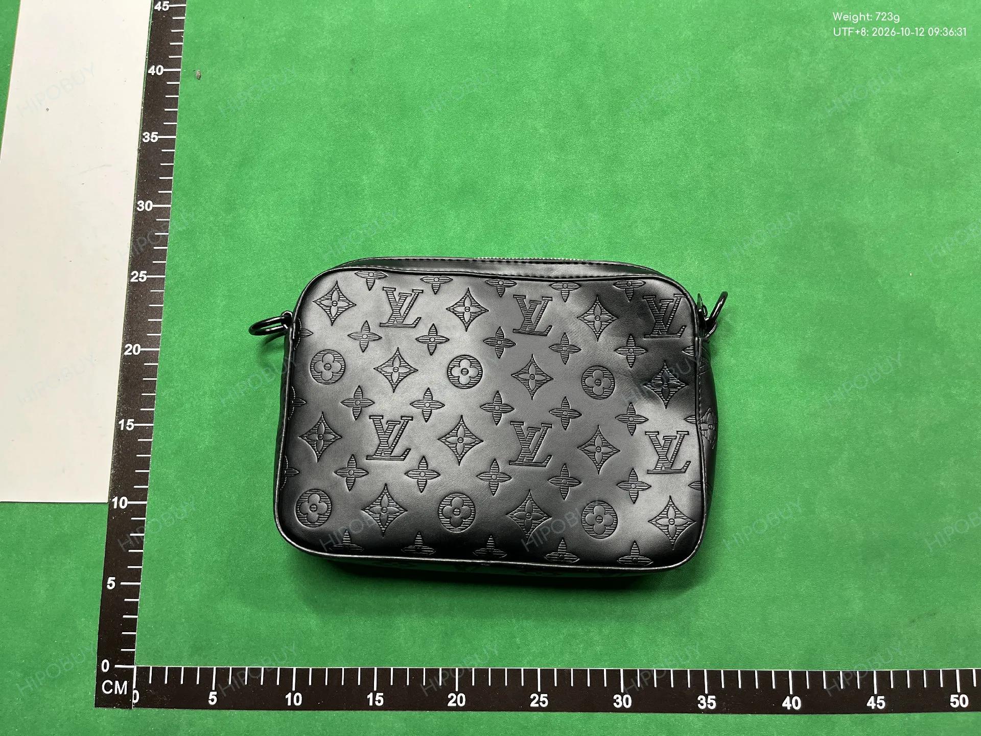 Foto QC 8 de Louis Vuitton Trio Messenger Monogram Shadow Leather Light Grey
