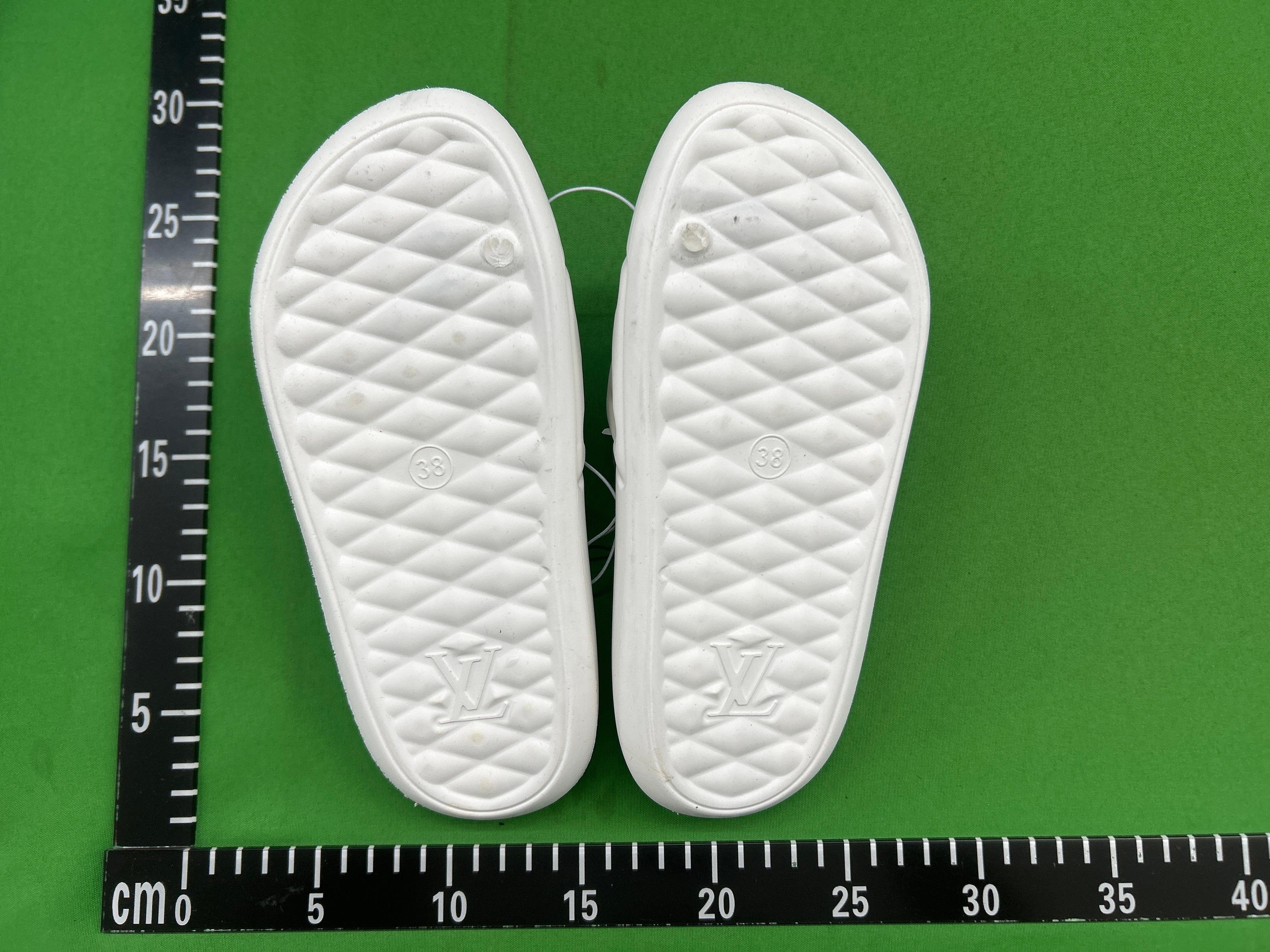 Foto QC 5 de Louis Vuitton Pool Slide Monogram Embossed White