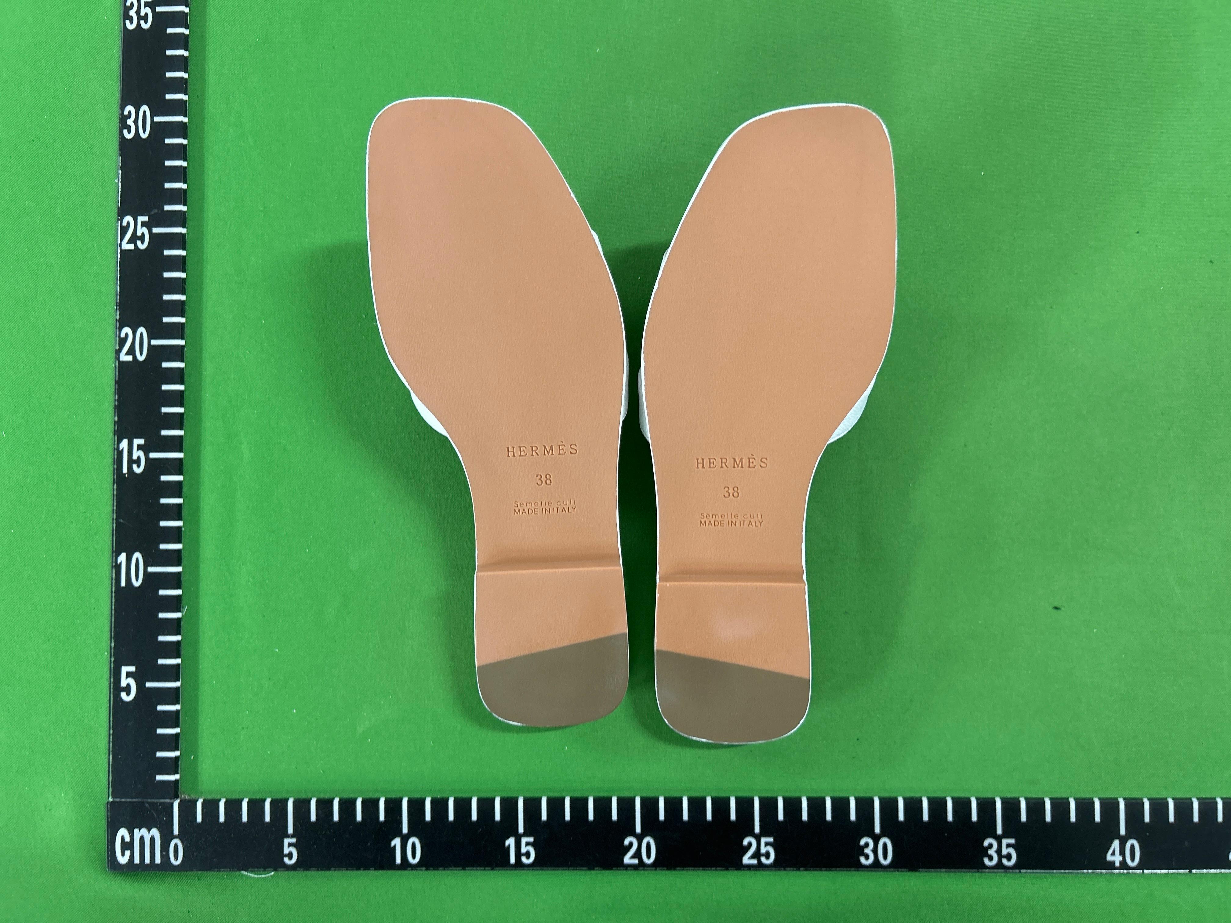 Foto QC 6 de Hermes Oran Metallic Goatskin Sandals Doré