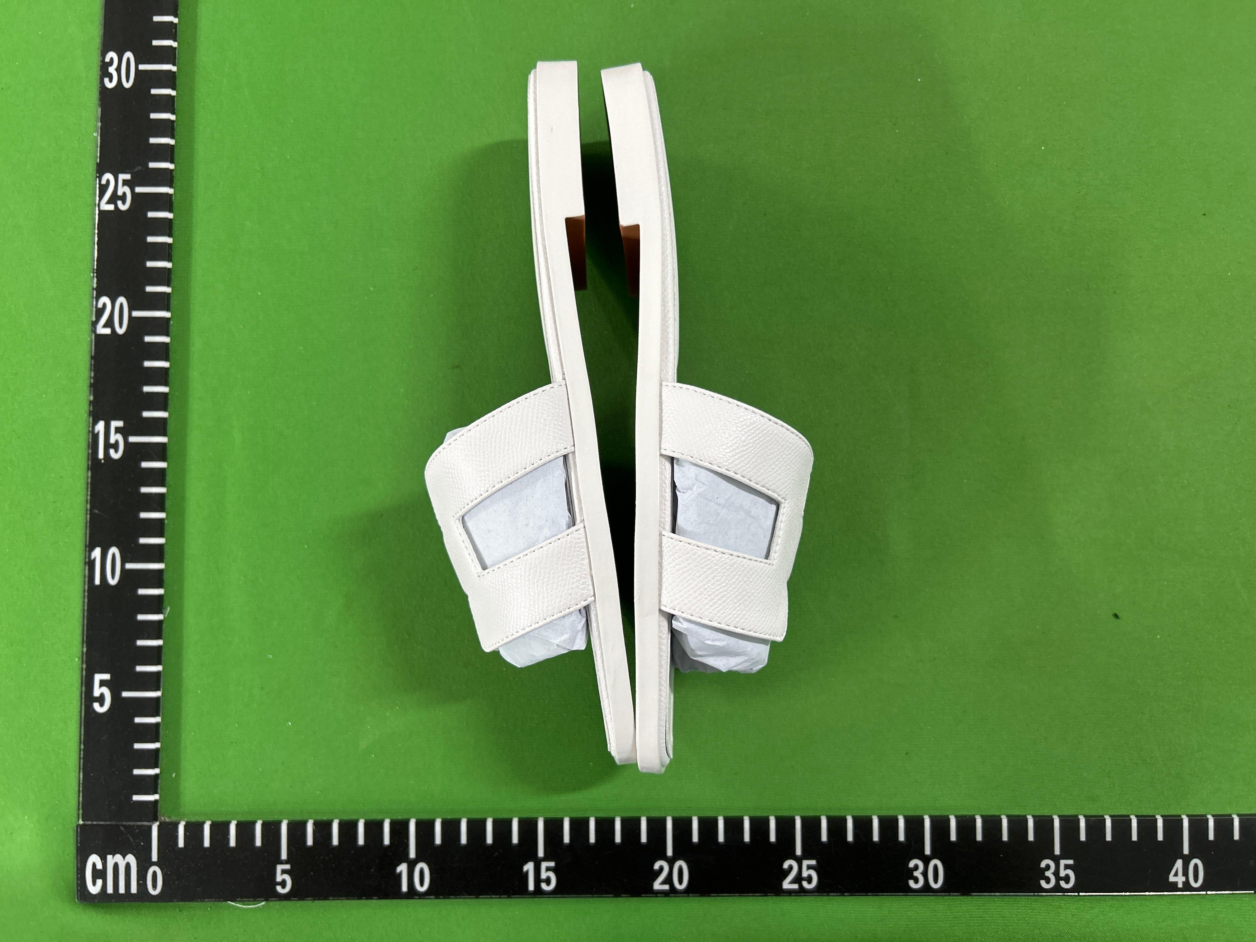 Foto QC 5 de Hermes Oran Metallic Goatskin Sandals Doré