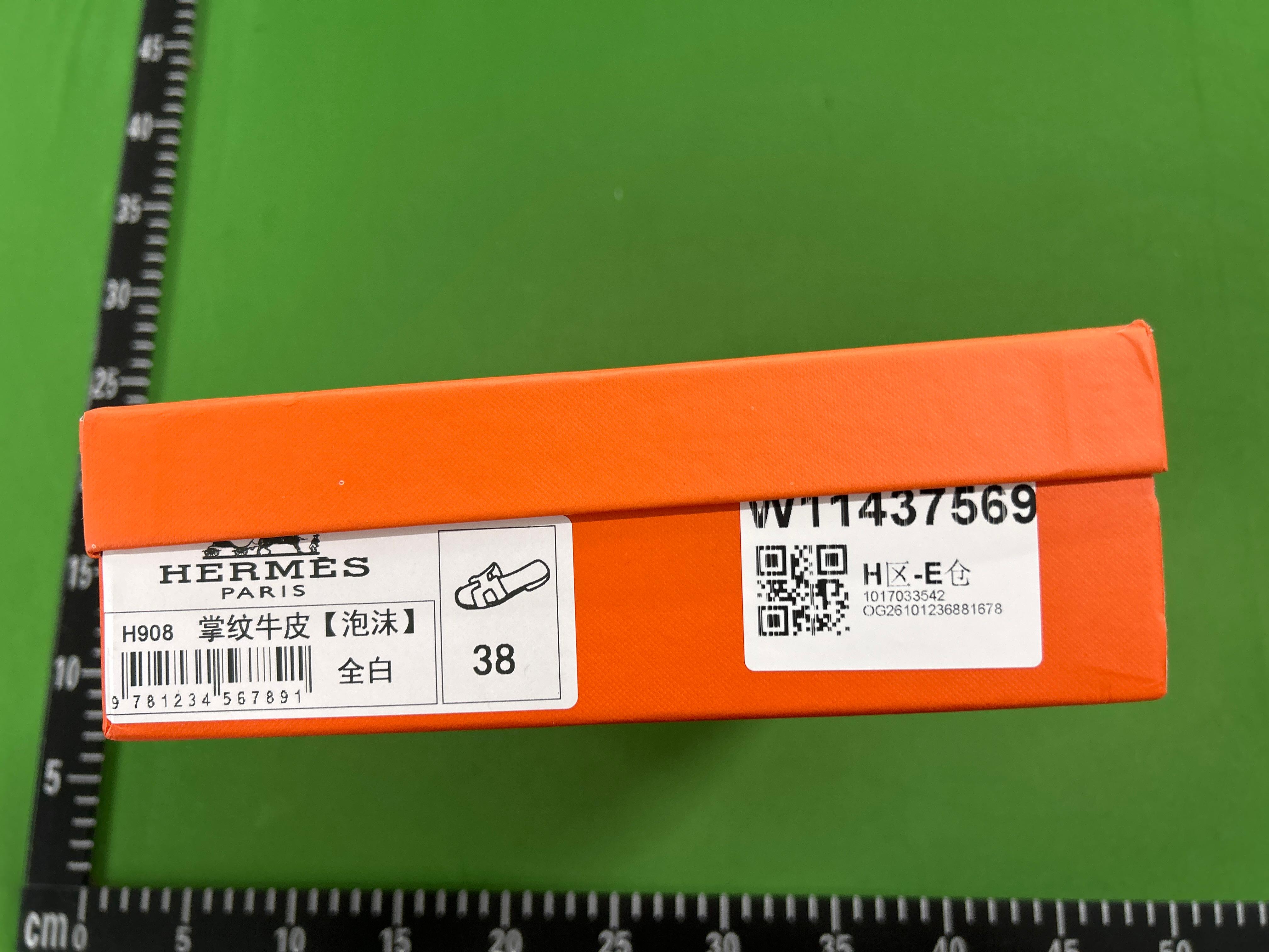 Foto QC 1 de Hermes Oran Metallic Goatskin Sandals Doré