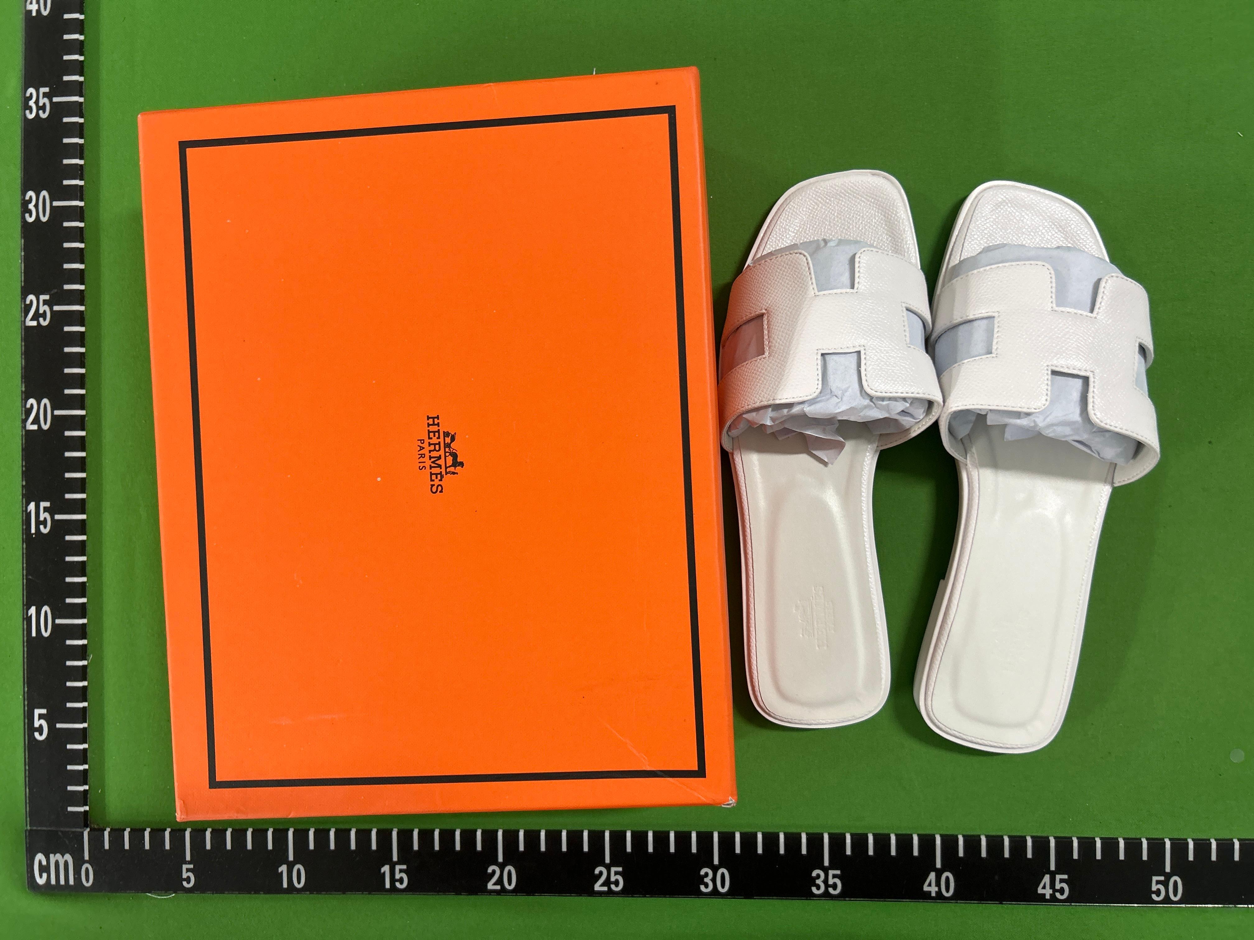 Foto QC 2 de Hermes Oran Metallic Goatskin Sandals Doré