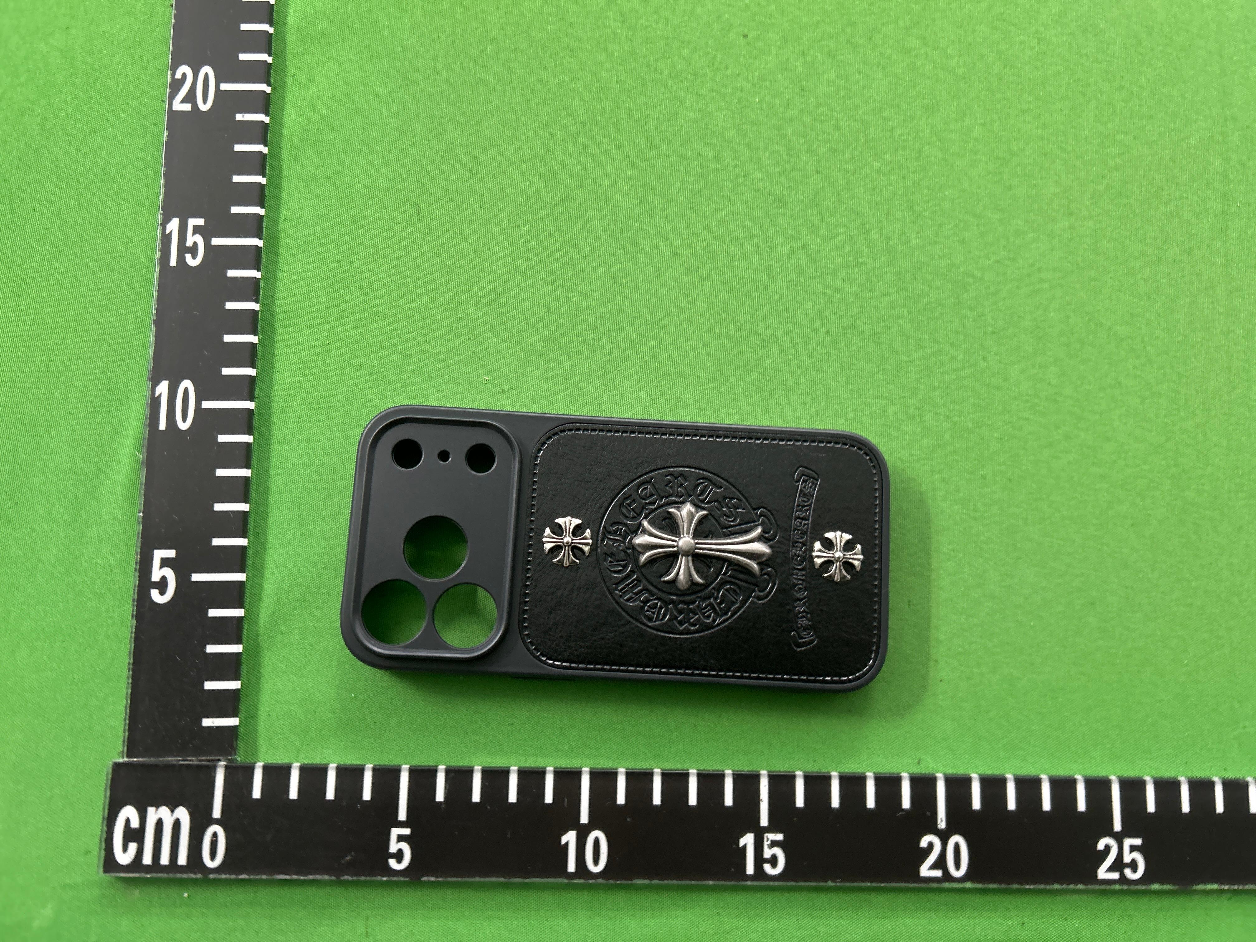 Foto QC 4 de Chrome Hearts Leather Cross Case for iPhone 15 Pro Max Black