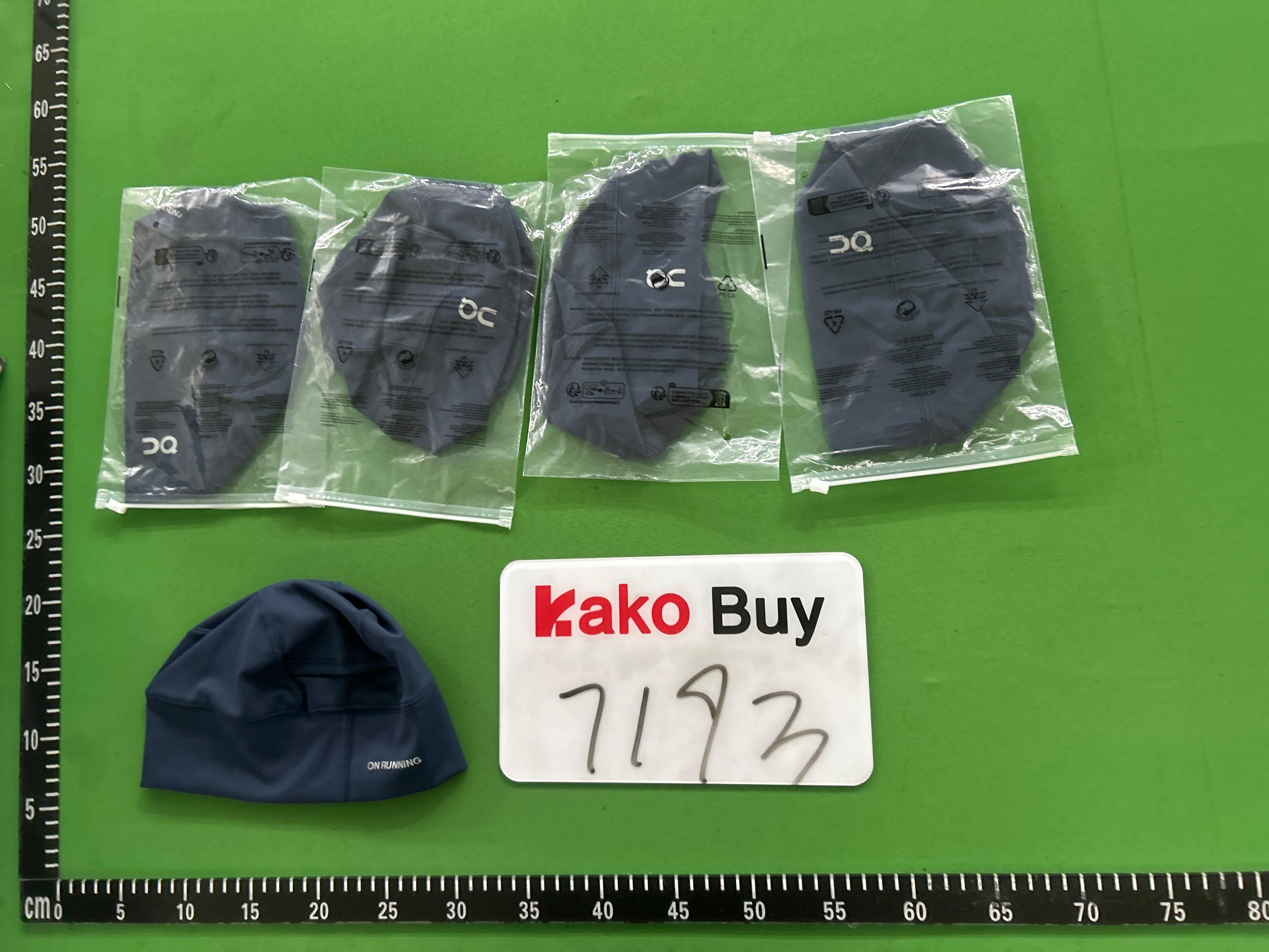 Foto QC 2 de On Lightweight Beanie Navy