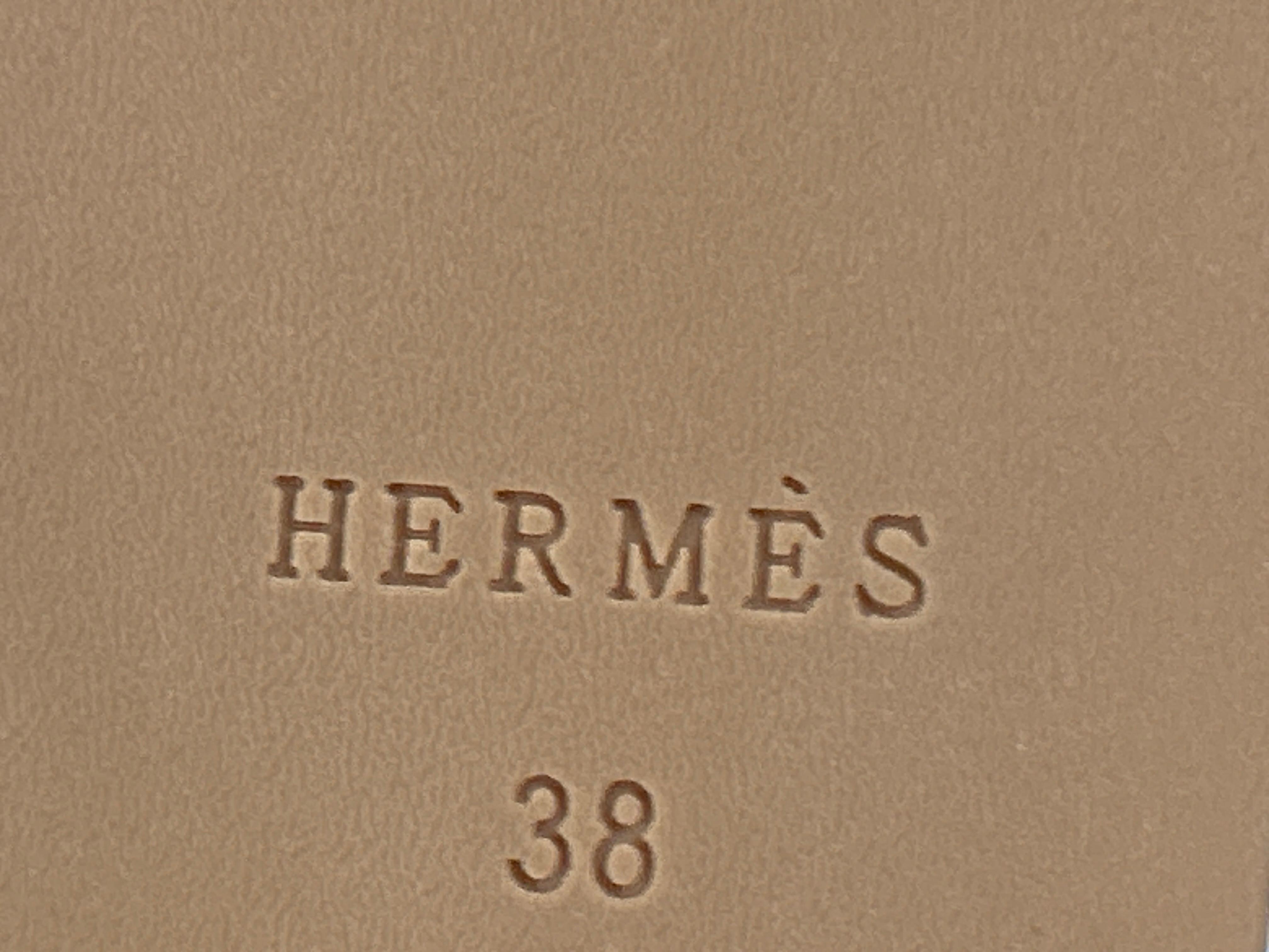 Foto QC 7 de Hermes Oran Metallic Goatskin Sandals Doré