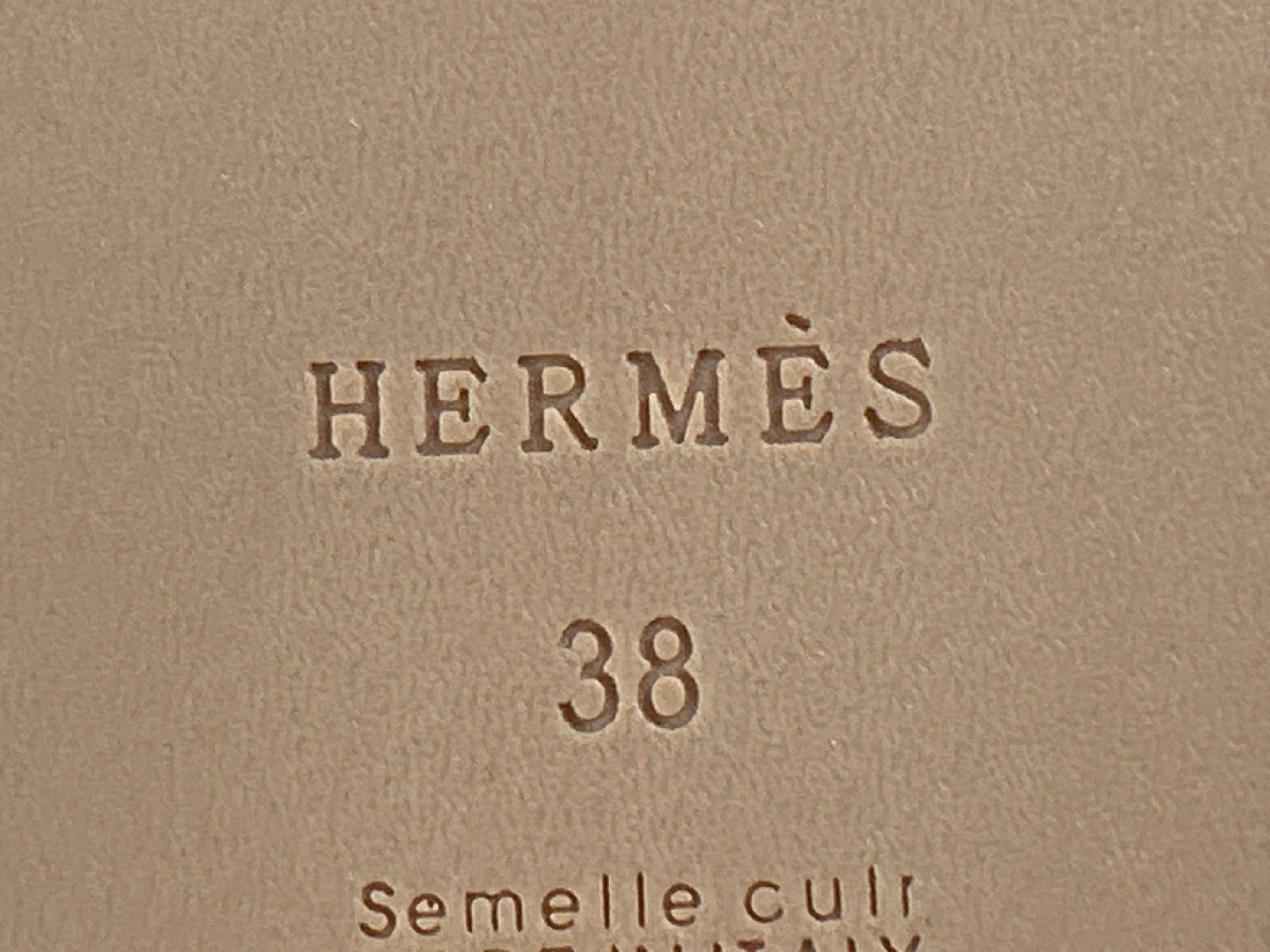 Foto QC 8 de Hermes Oran Metallic Goatskin Sandals Doré