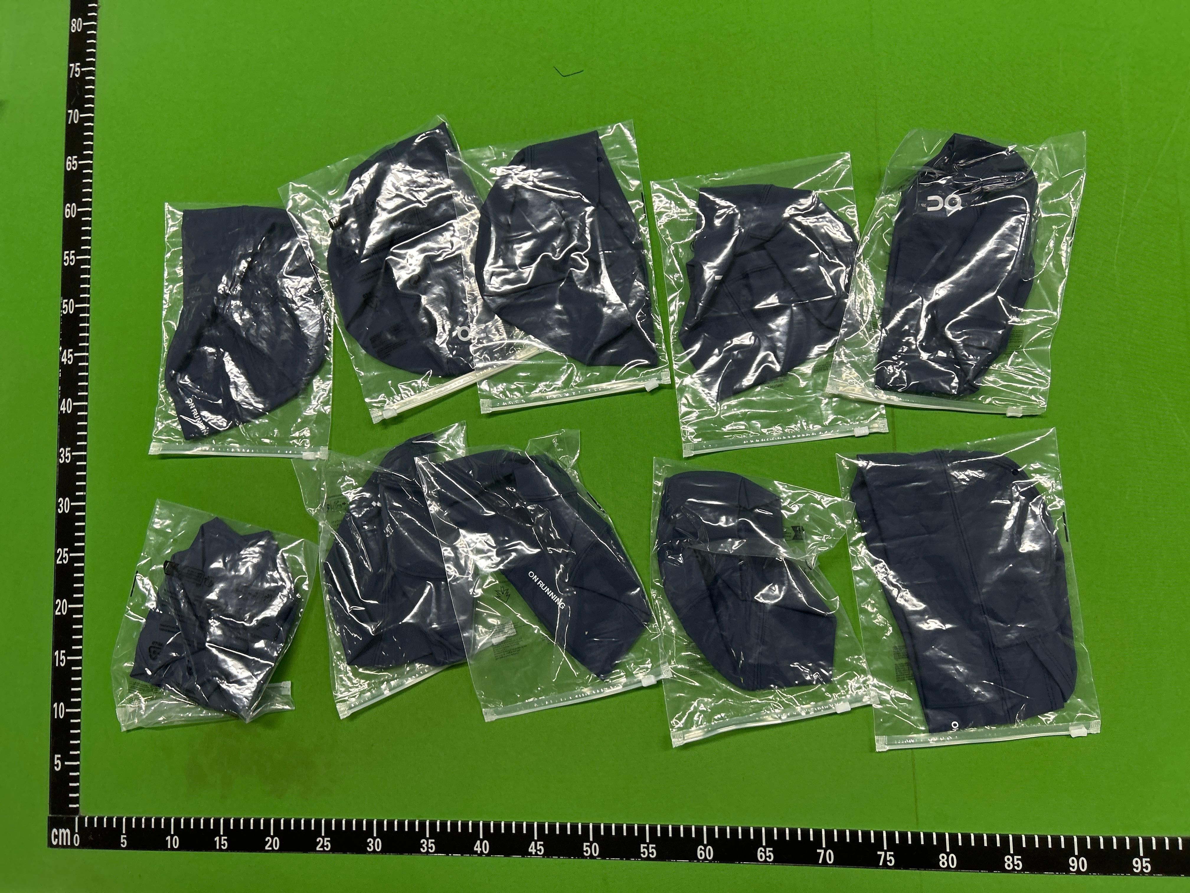 Foto QC 4 de On Lightweight Beanie Navy