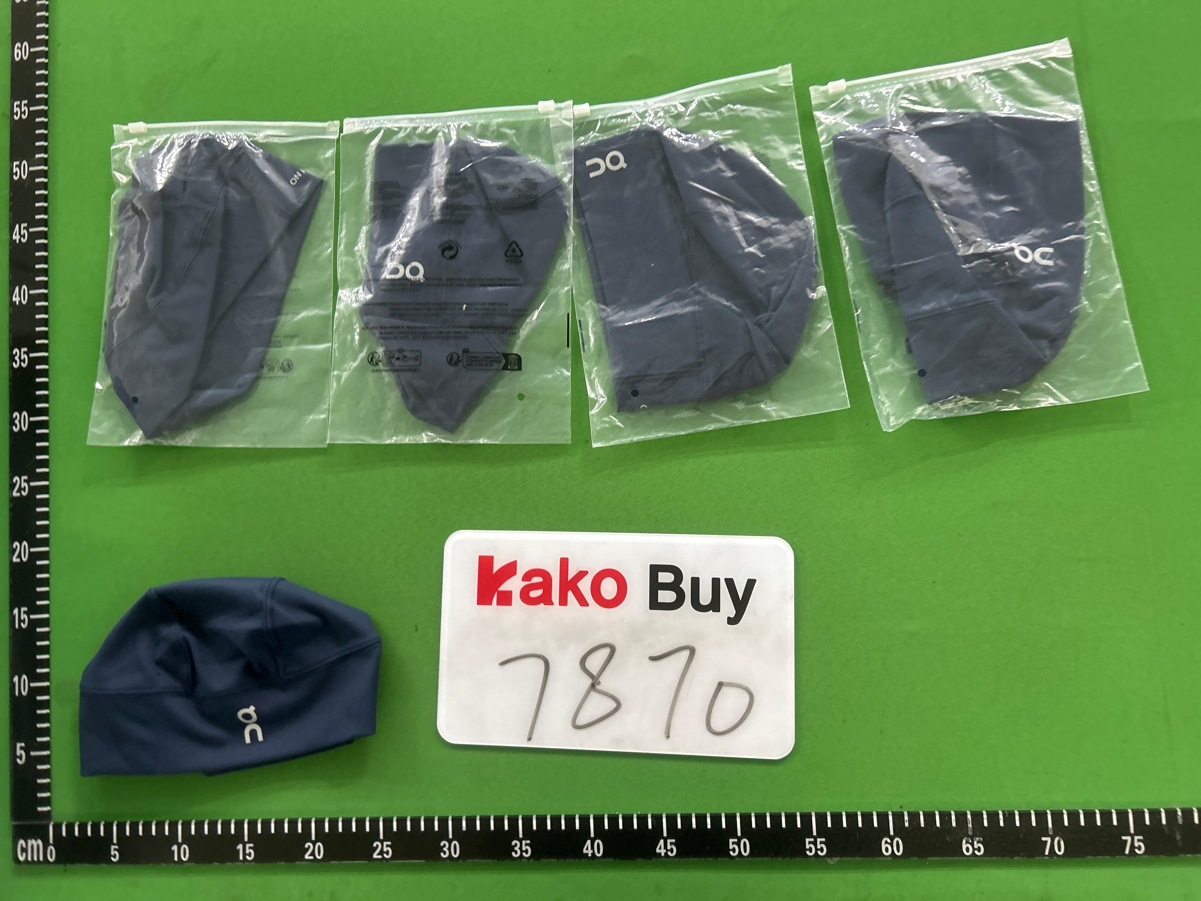 Foto QC 3 de On Lightweight Beanie Navy