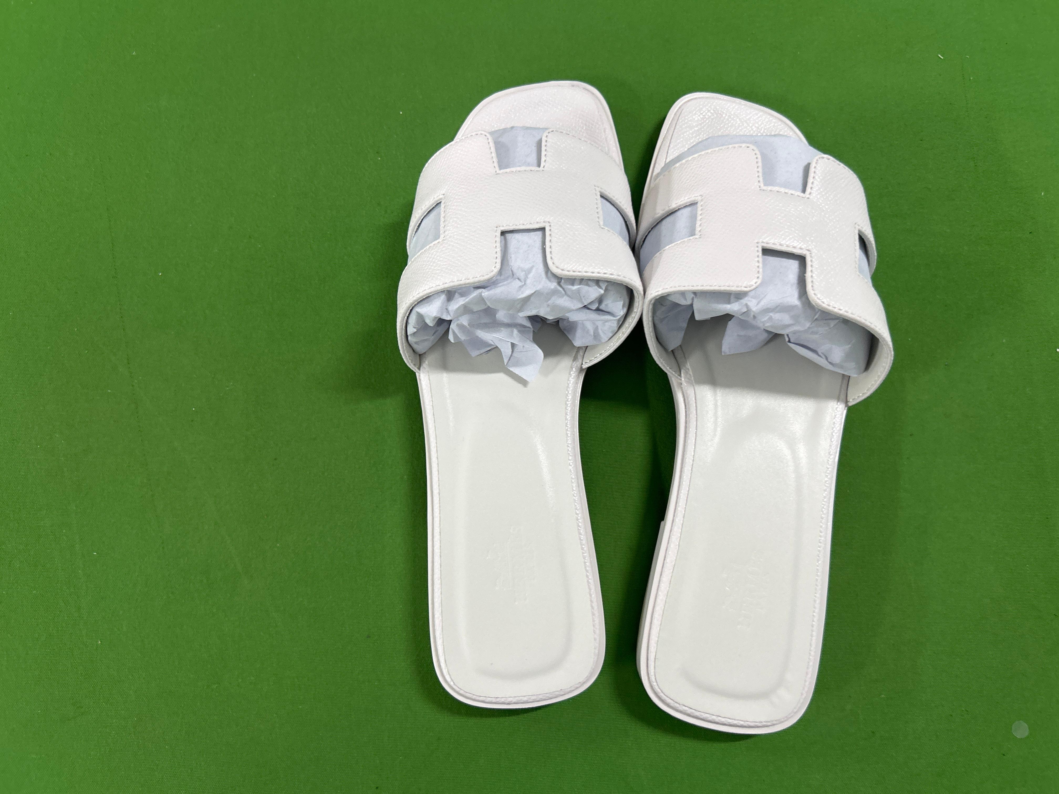 Foto QC 3 de Hermes Oran Metallic Goatskin Sandals Doré