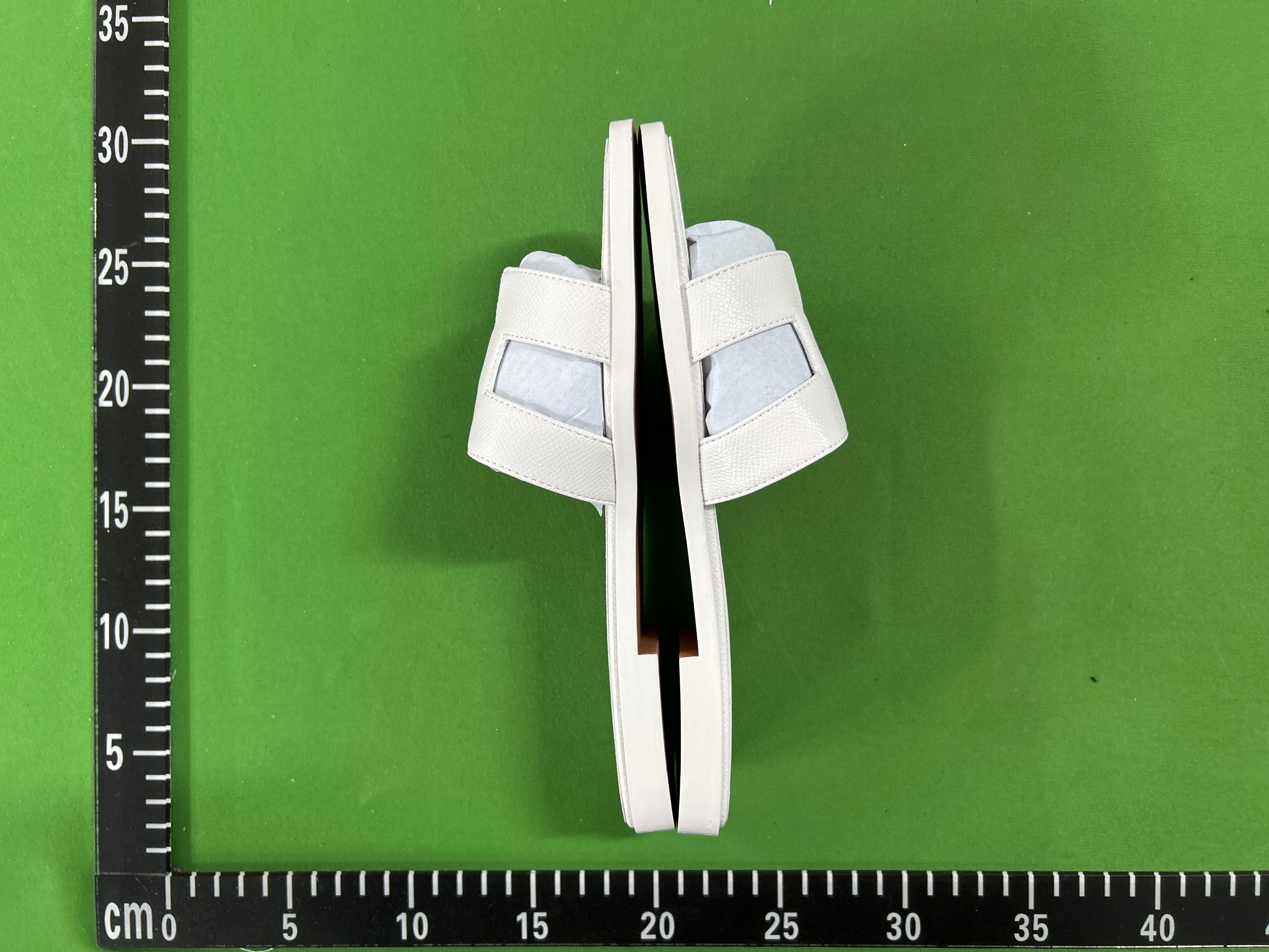 Foto QC 4 de Hermes Oran Metallic Goatskin Sandals Doré