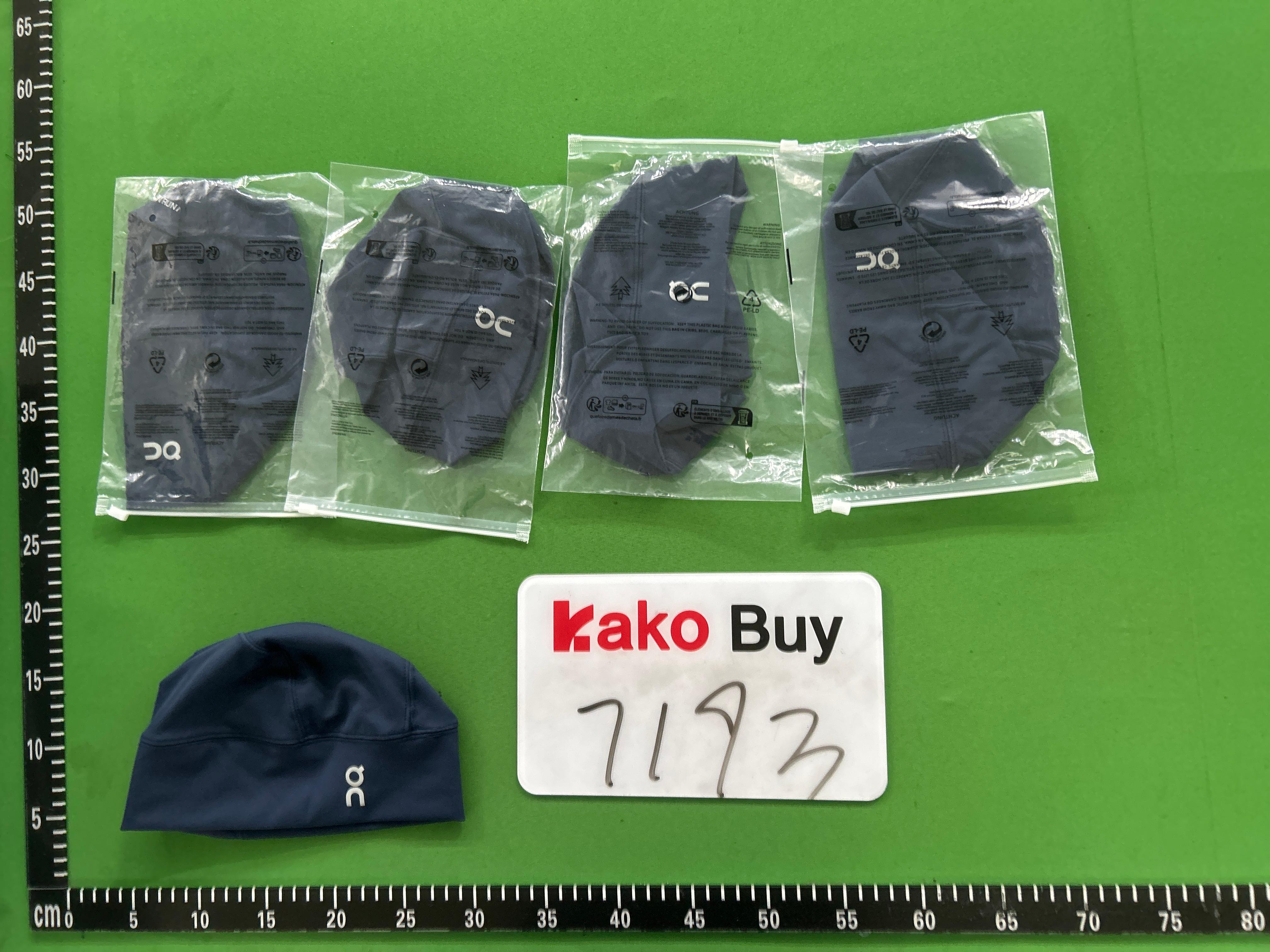 Foto QC 1 de On Lightweight Beanie Navy