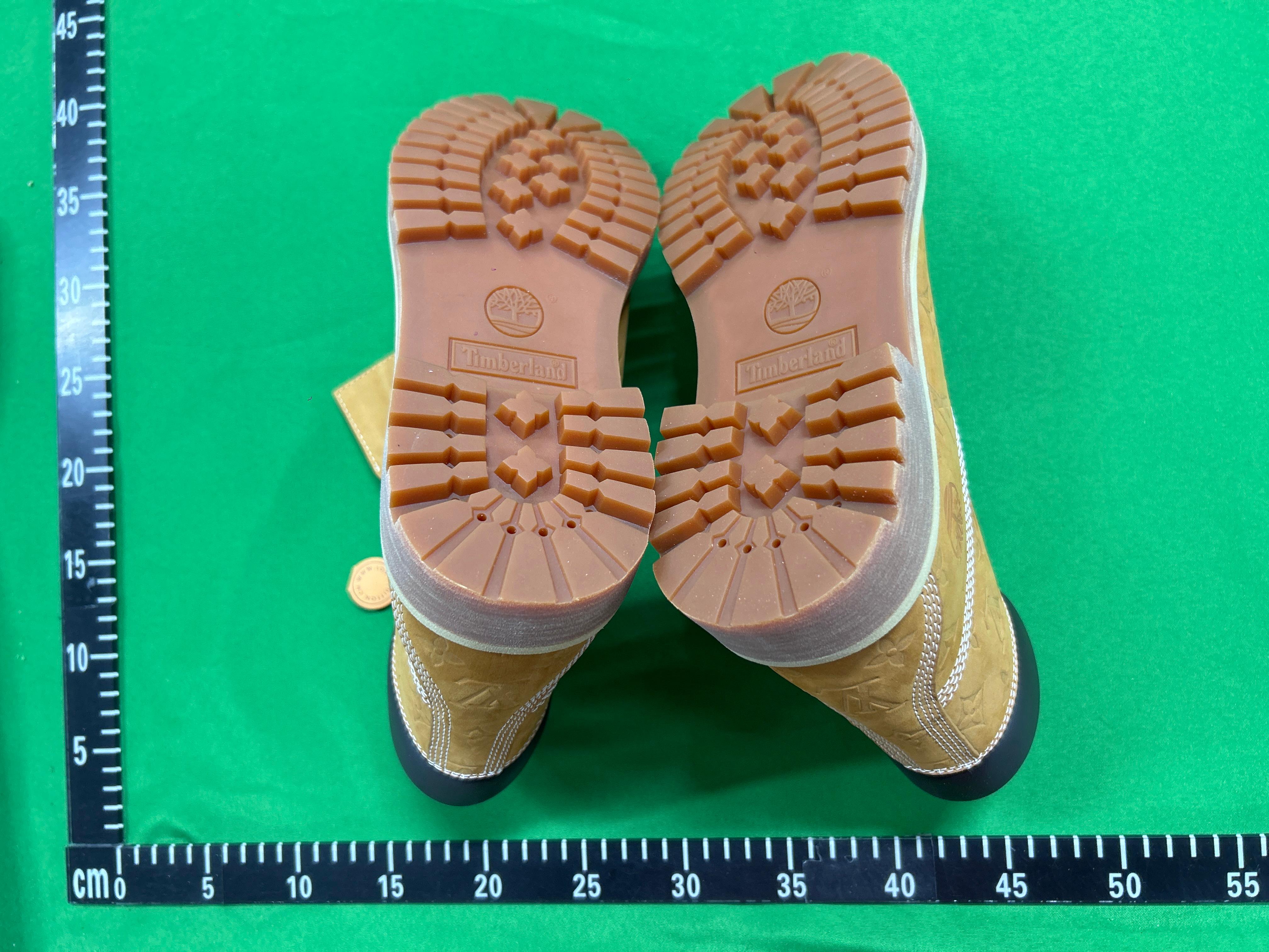 Foto QC 6 de Louis Vuitton LV Timberland 6-Inch Ankle Boot Leather Embossed Monogram Black 1AD73H