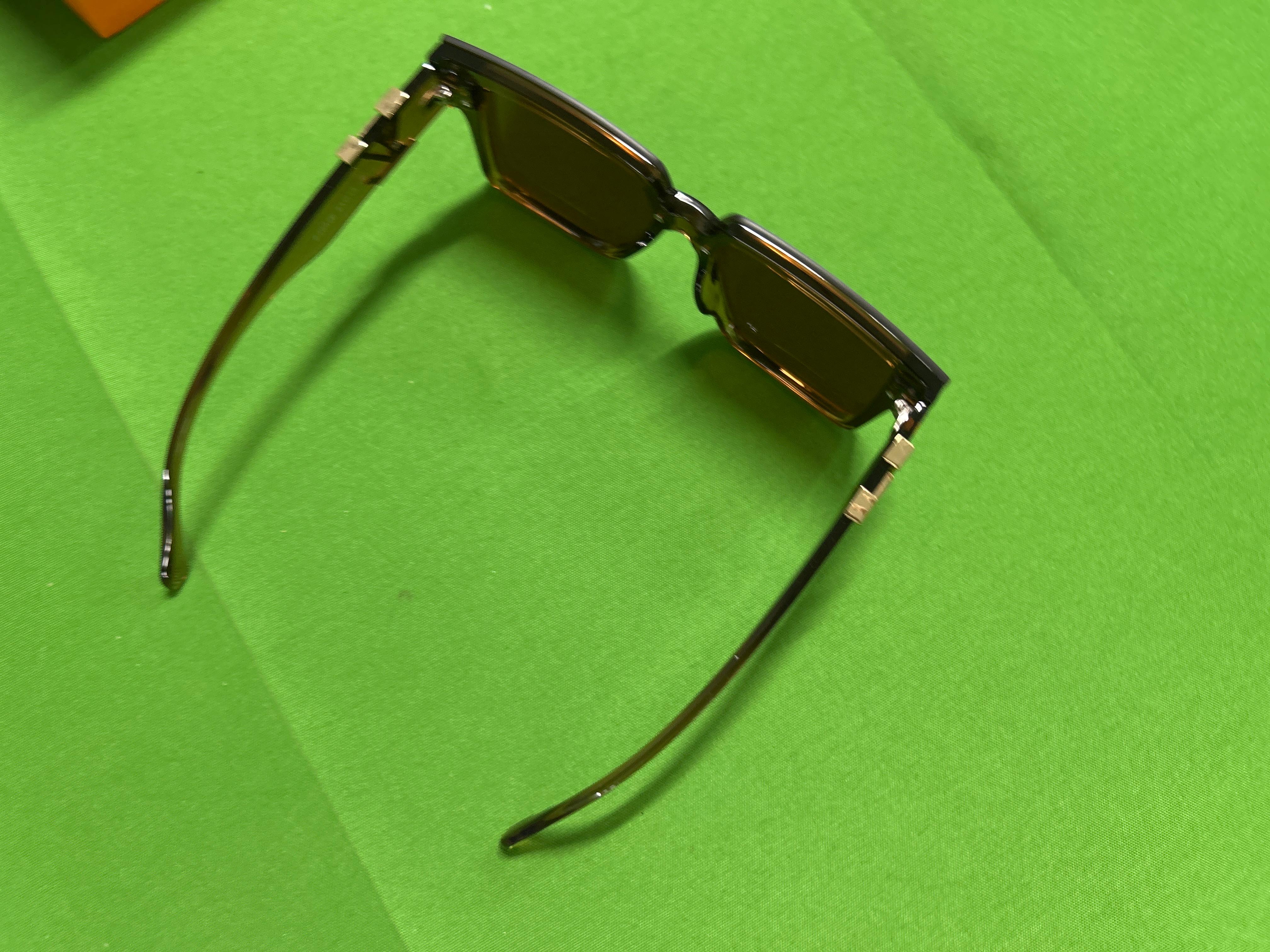 Foto QC 8 de Louis Vuitton LV Waimea Square-Frame Acetate Sunglasses Black Silver Monogram (Z1082W)