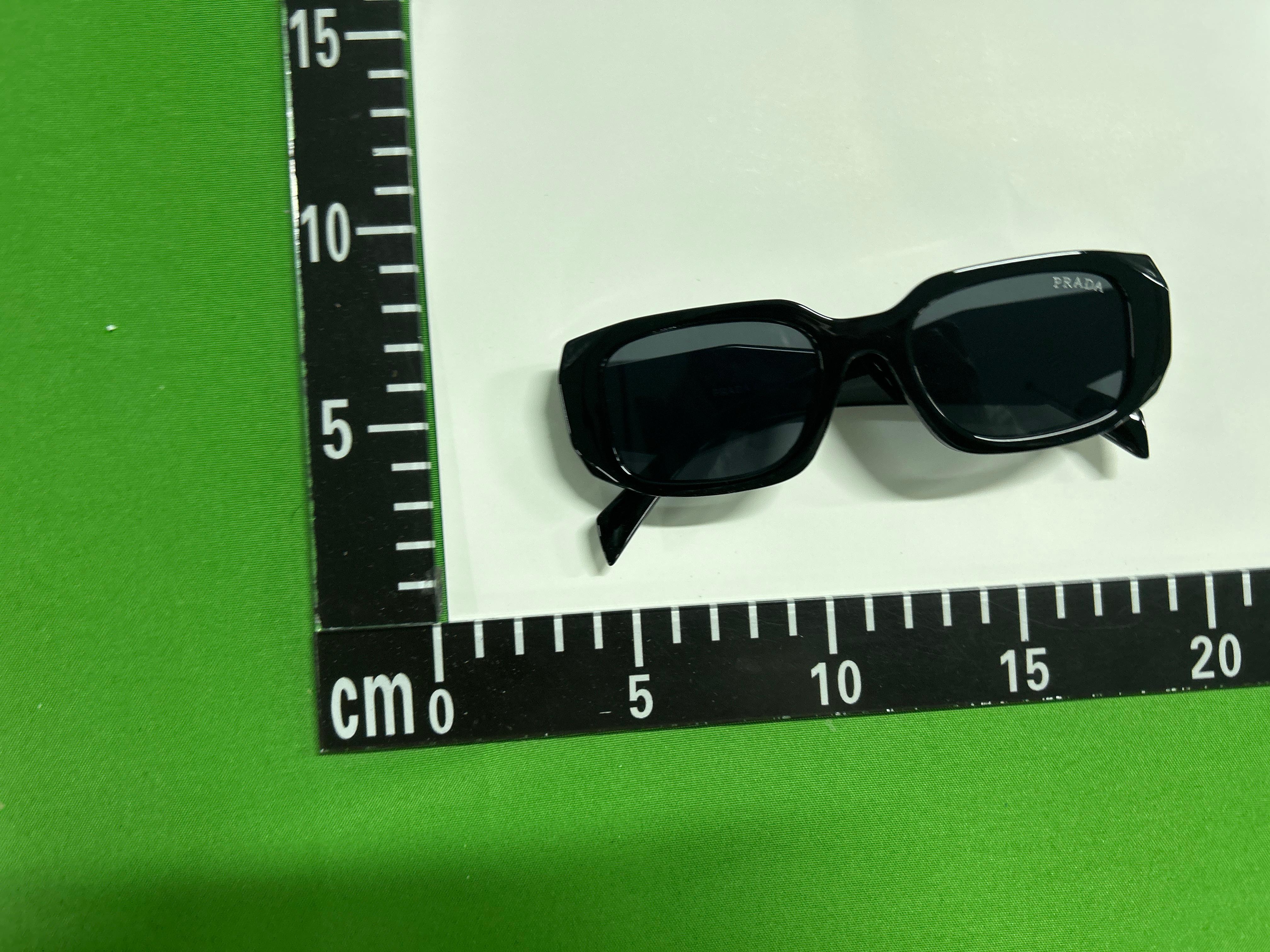 Foto QC 8 de Prada Symbole Rectangle-Frame Acetate Sunglasses Black Grey (PR 17WS)
