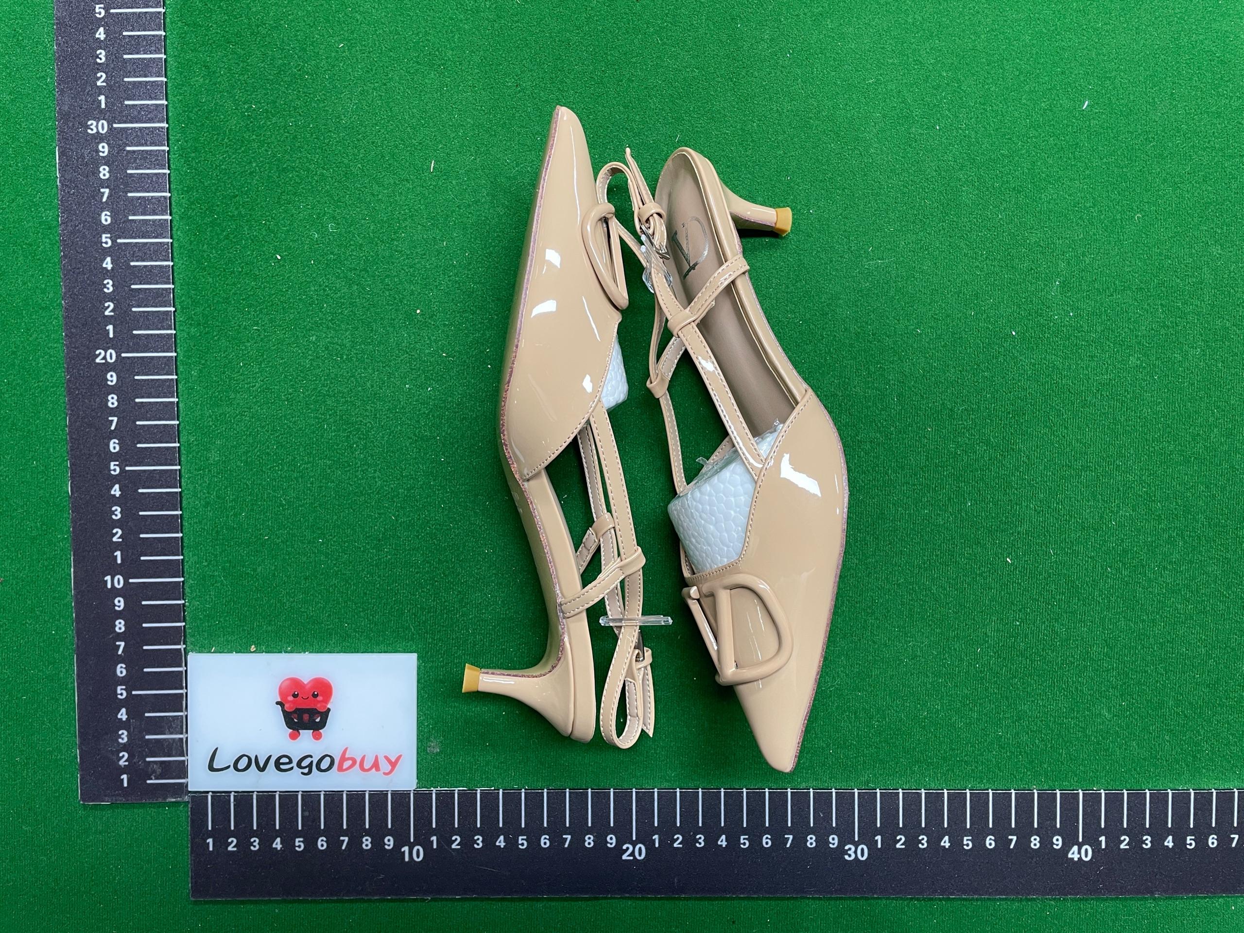 Foto QC 1 de Valentino VLogo Signature Nude Leather Slingback Pointed Toe Pumps