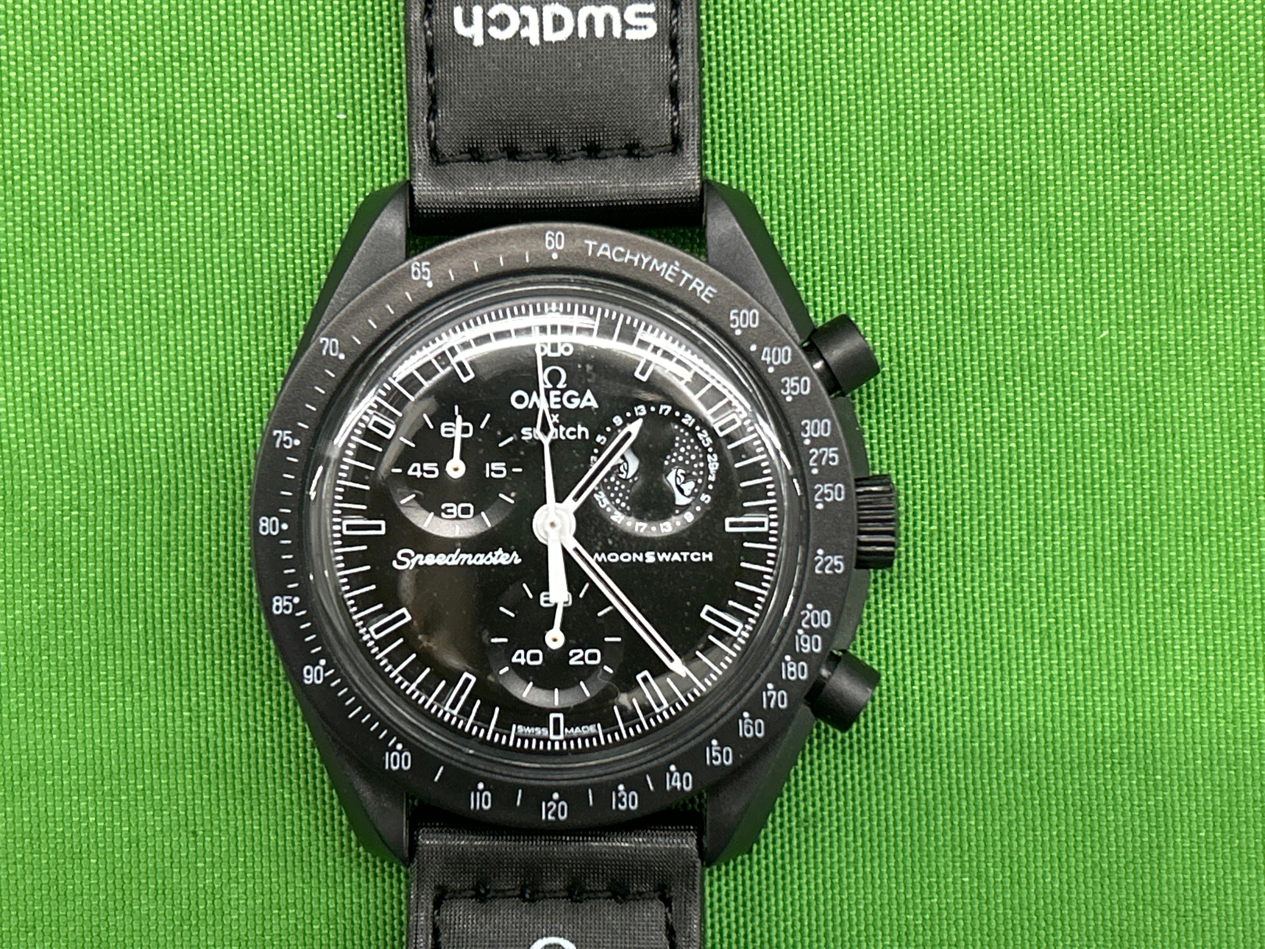Foto QC 3 de Swatch x Omega Bioceramic Moonswatch Mission to Pluto SO33M101