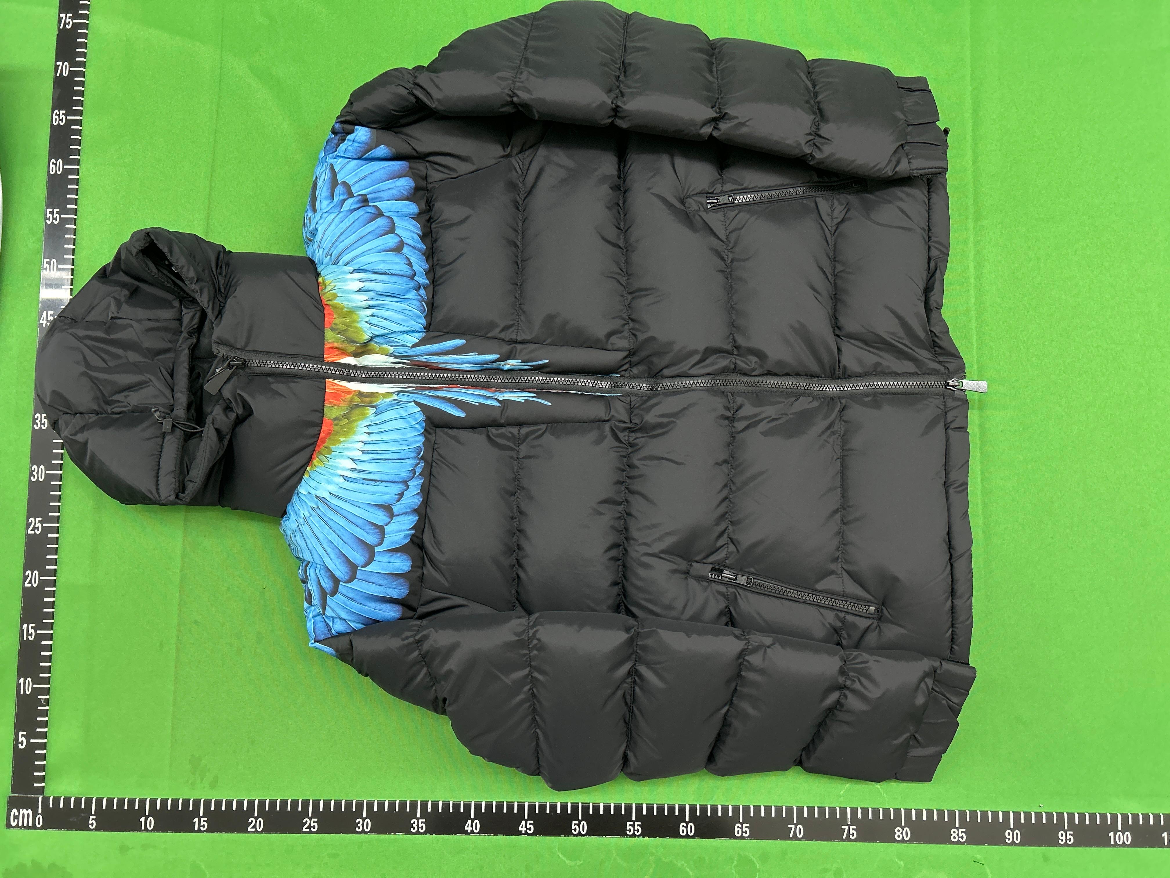 Foto QC 2 de Marcelo Burlon Wings Puffer Jacket Hooded Black Red