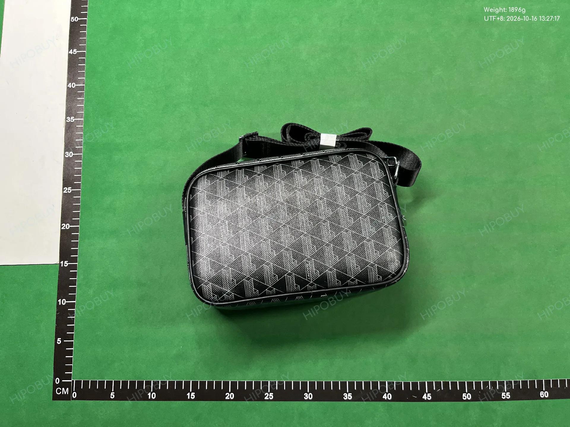 Foto QC 6 de Lacoste The Blend Monogram Crossbody Bag Small Black
