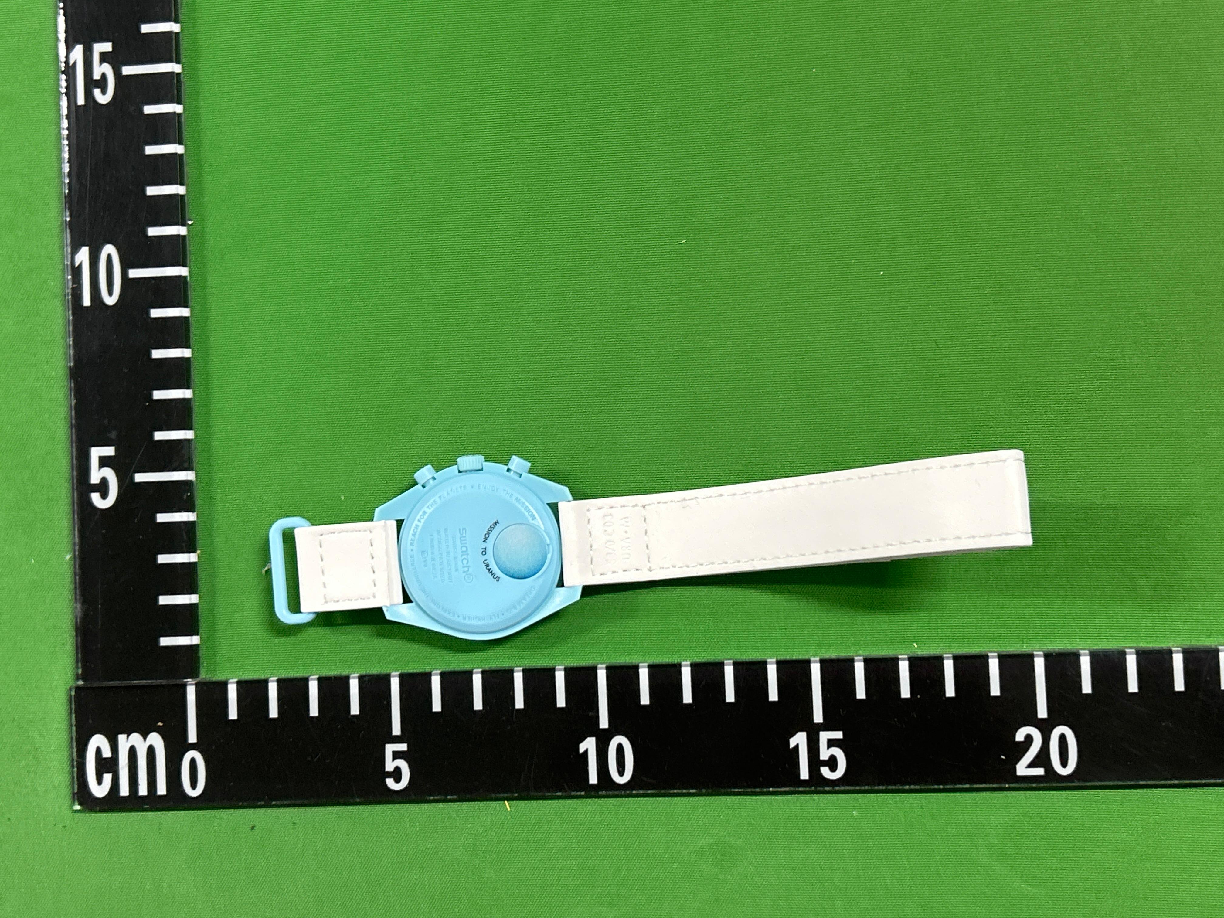 Foto QC 6 de Swatch x Omega Bioceramic Moonswatch Mission to Pluto SO33M101