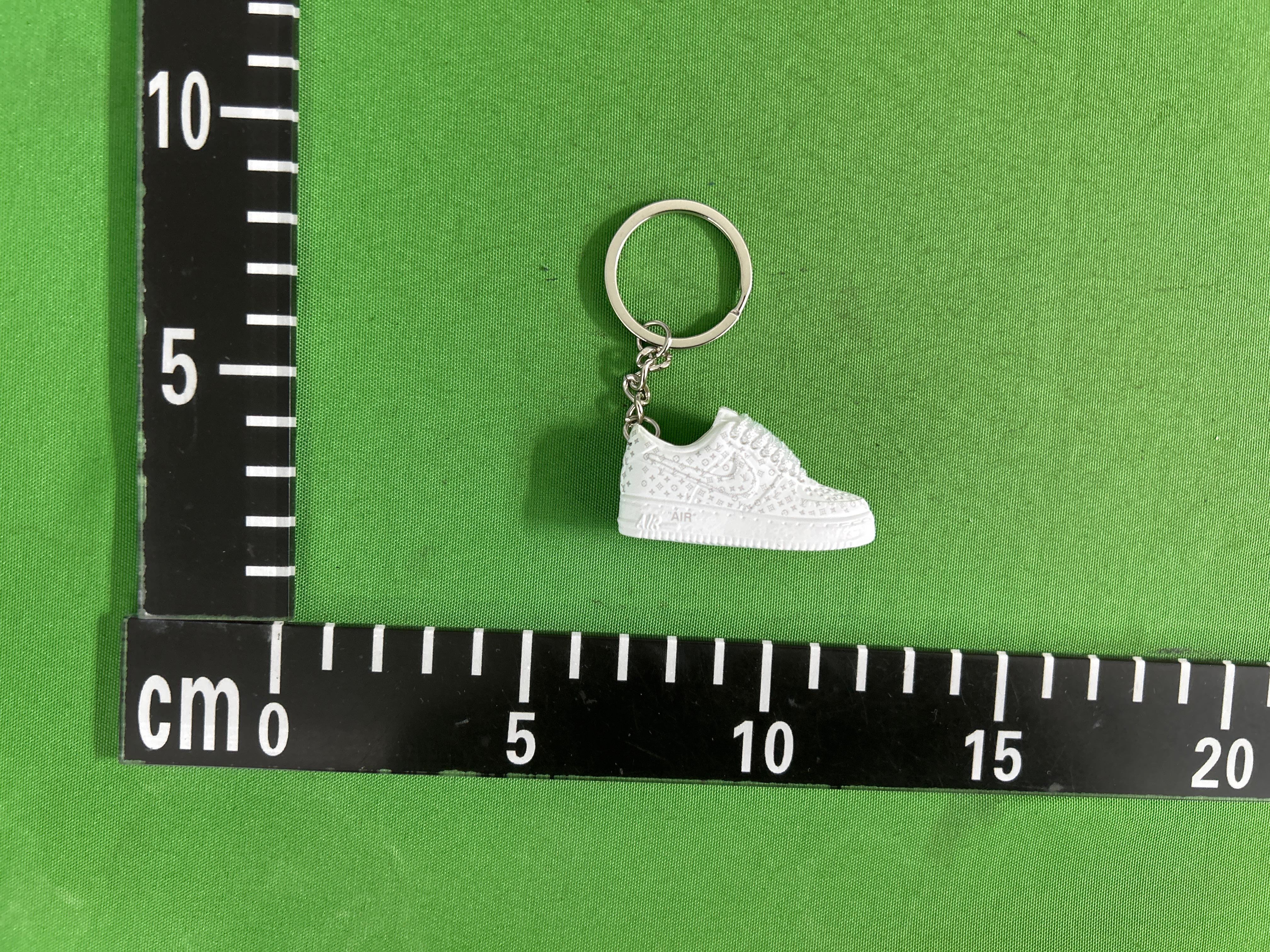 Foto QC 5 de Louis Vuitton Air Force 1 Key Holder And Bag Charm White
