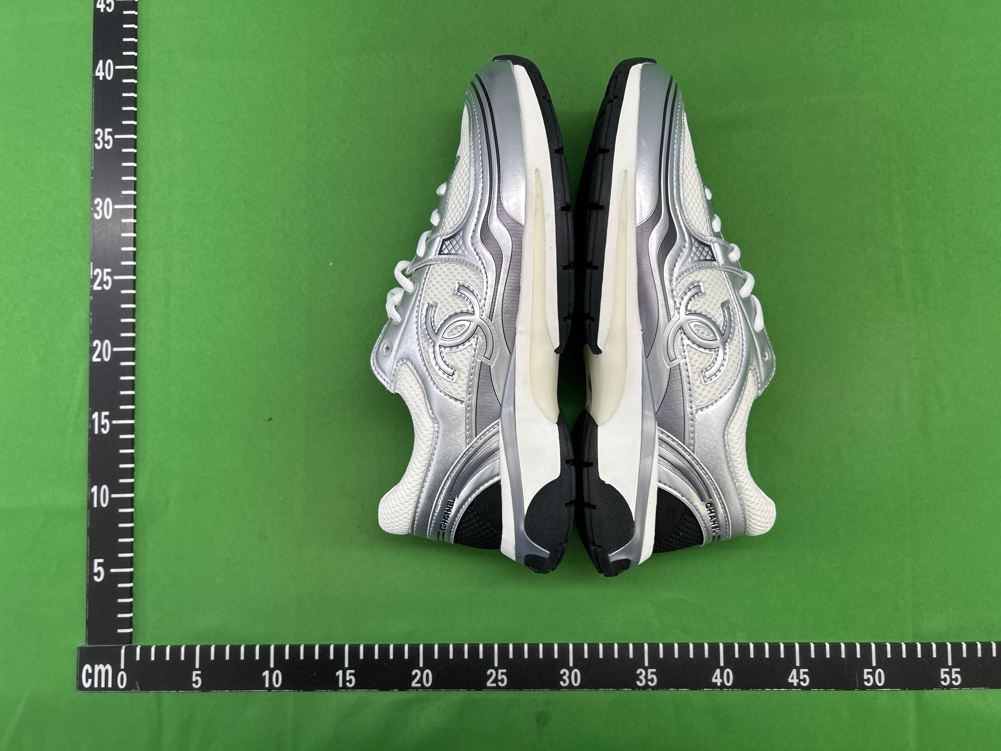 Foto QC 5 de Chanel Sneakers Leather Suede Low CC Logo Black White