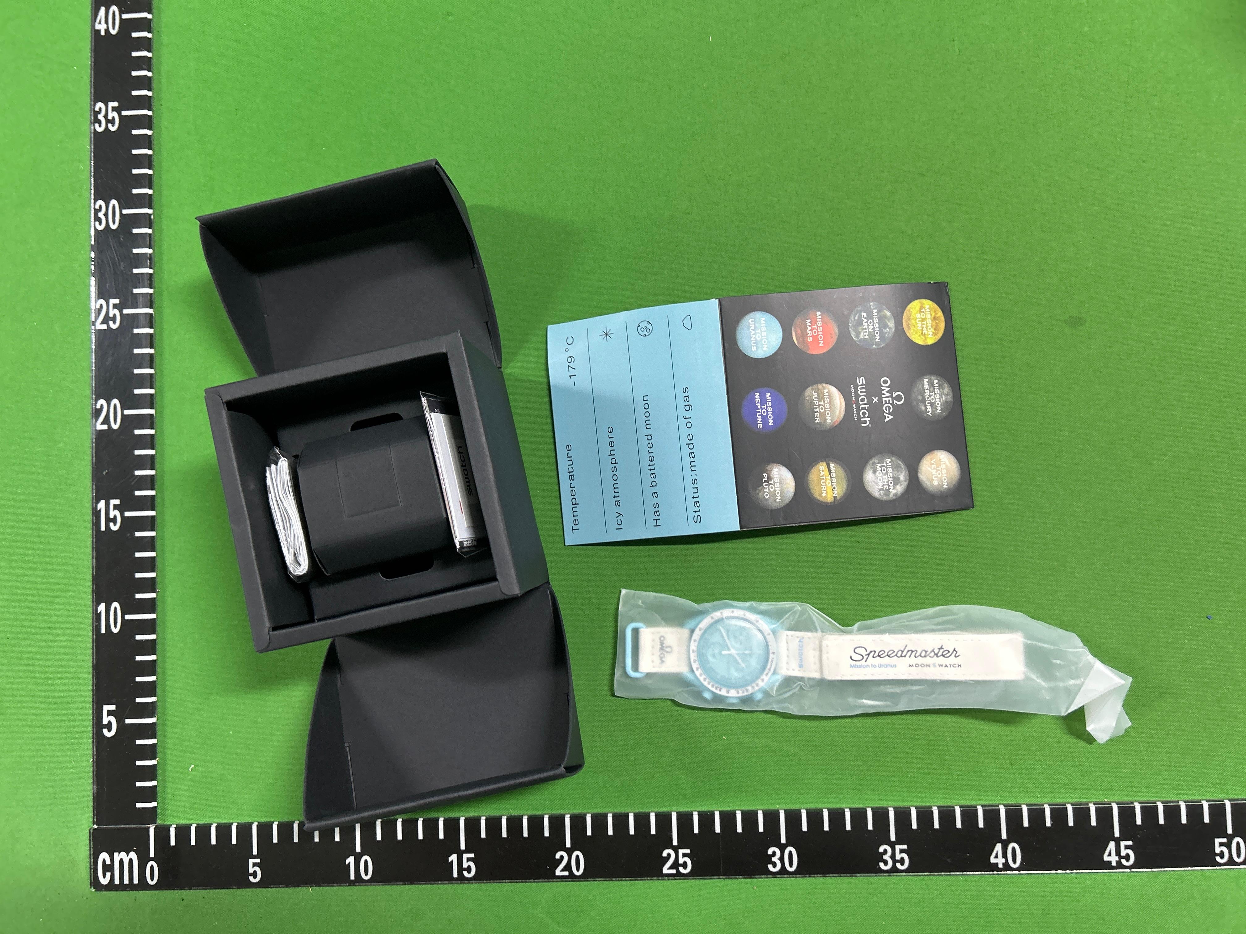 Foto QC 4 de Swatch x Omega Bioceramic Moonswatch Mission to Pluto SO33M101