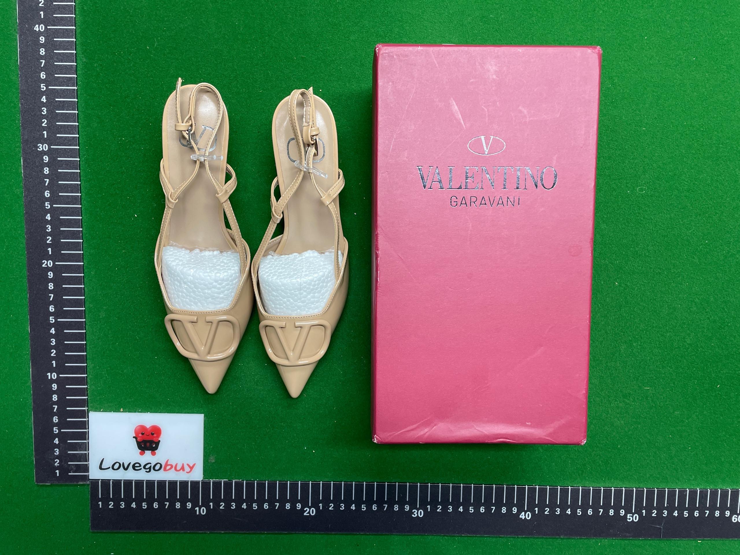 Foto QC 3 de Valentino VLogo Signature Nude Leather Slingback Pointed Toe Pumps