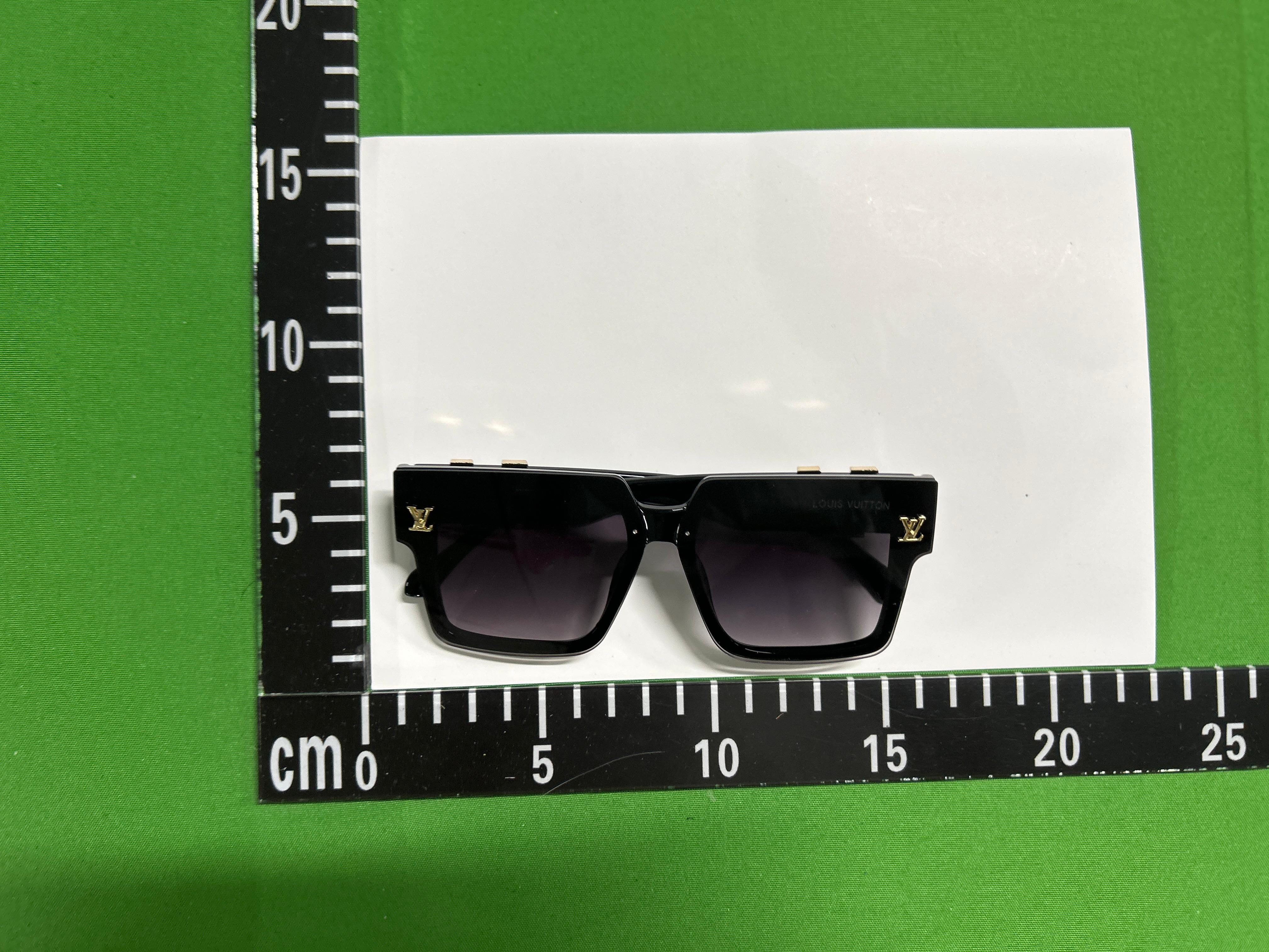 Foto QC 4 de Louis Vuitton LV Waimea Square-Frame Acetate Sunglasses Black Silver Monogram (Z1082W)