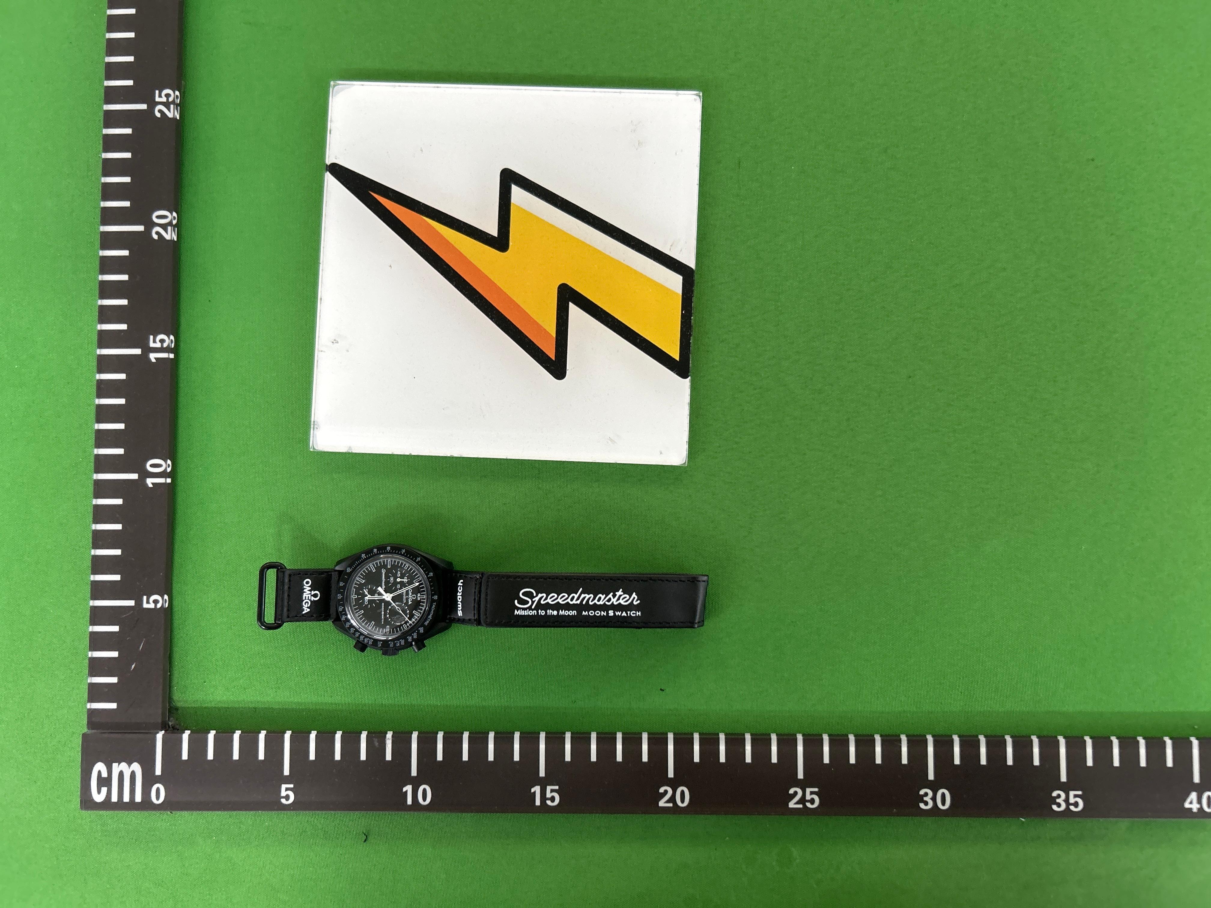 Foto QC 8 de Swatch x Omega Bioceramic Moonswatch Mission to Pluto SO33M101